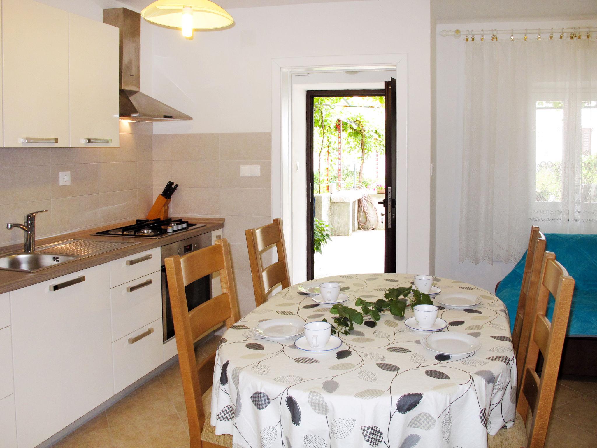 Photo 16 - 2 bedroom House in Punat with garden and terrace