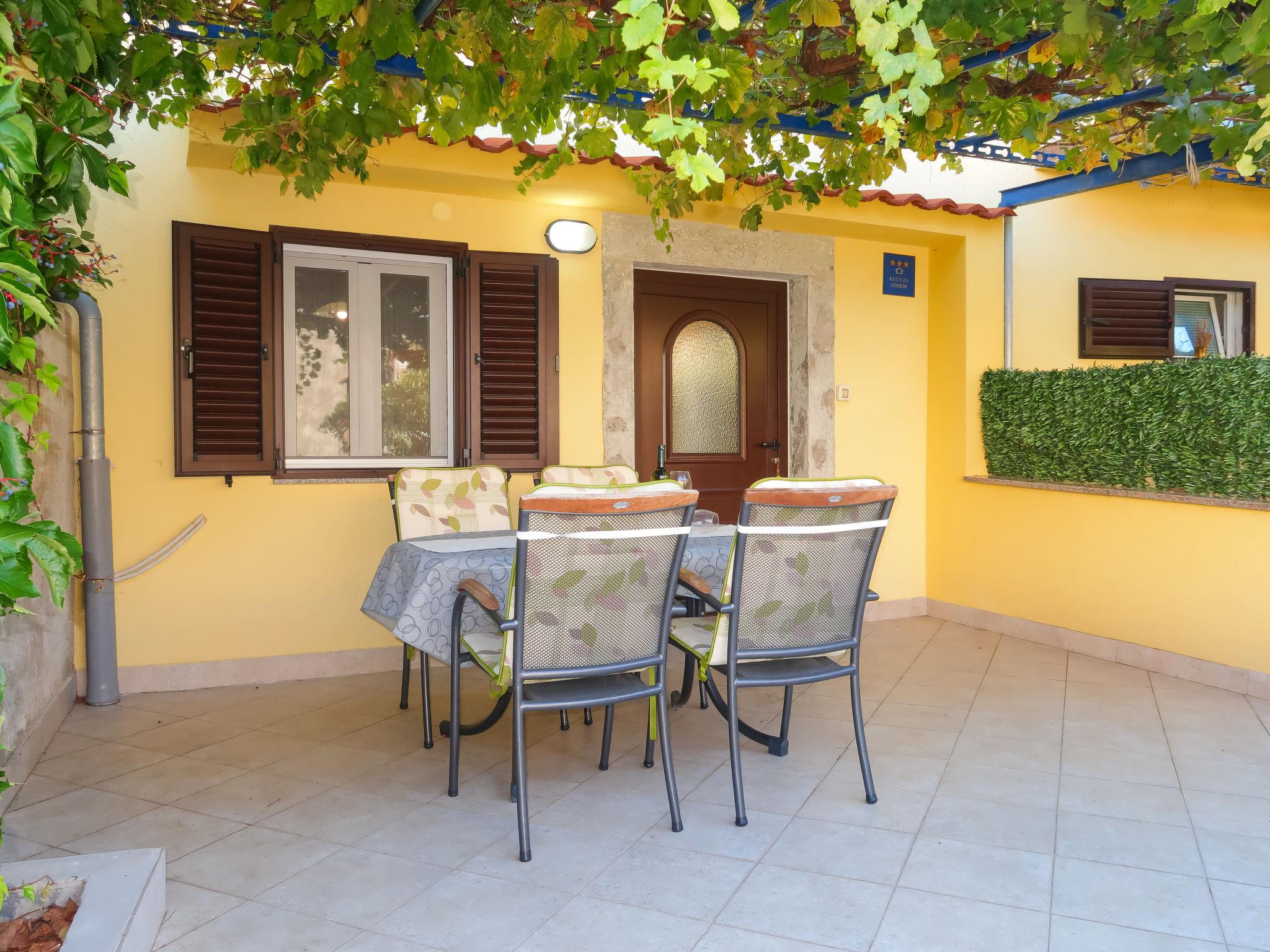 Photo 10 - Maison de 2 chambres à Punat avec jardin et terrasse