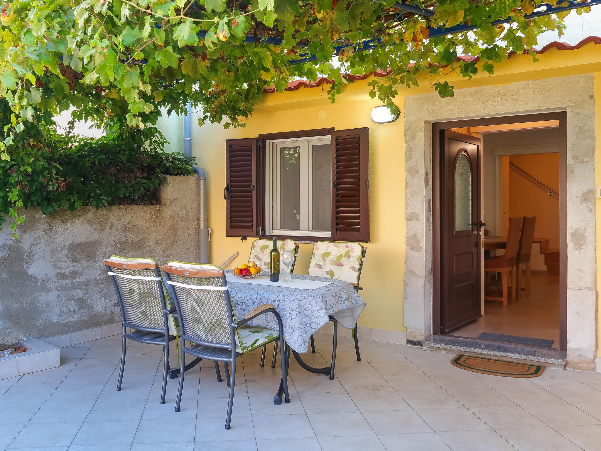 Photo 2 - Maison de 2 chambres à Punat avec jardin et terrasse