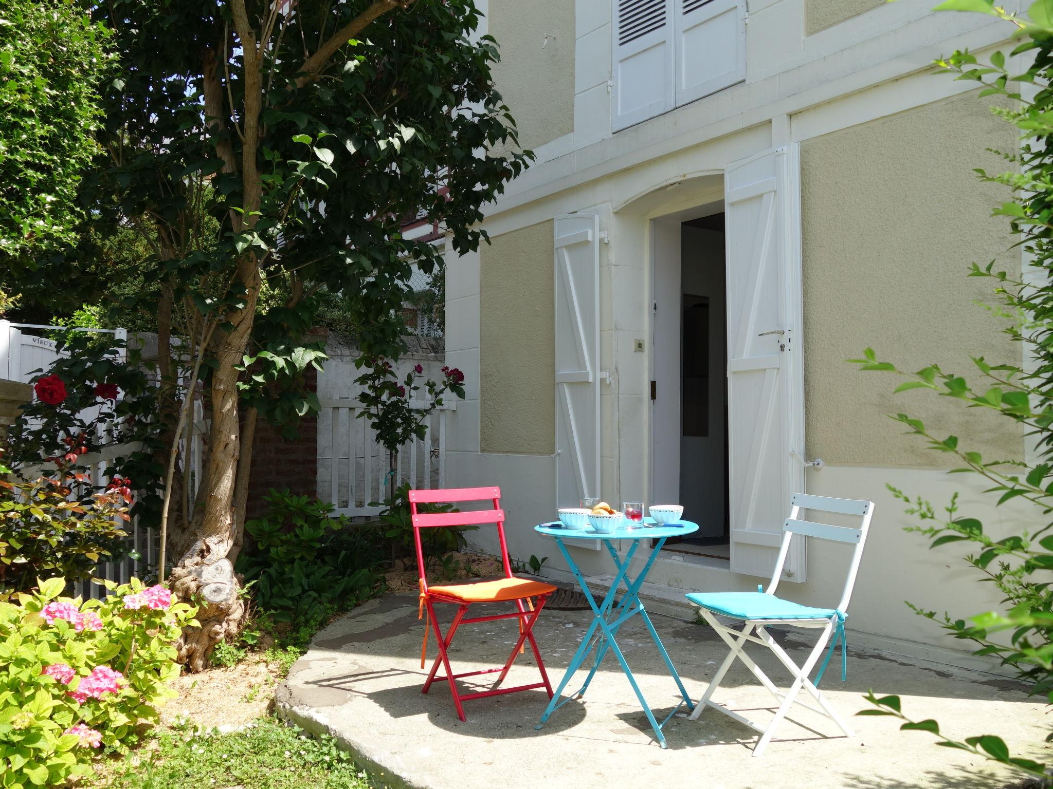 Foto 1 - Apartamento en Trouville-sur-Mer con jardín y vistas al mar