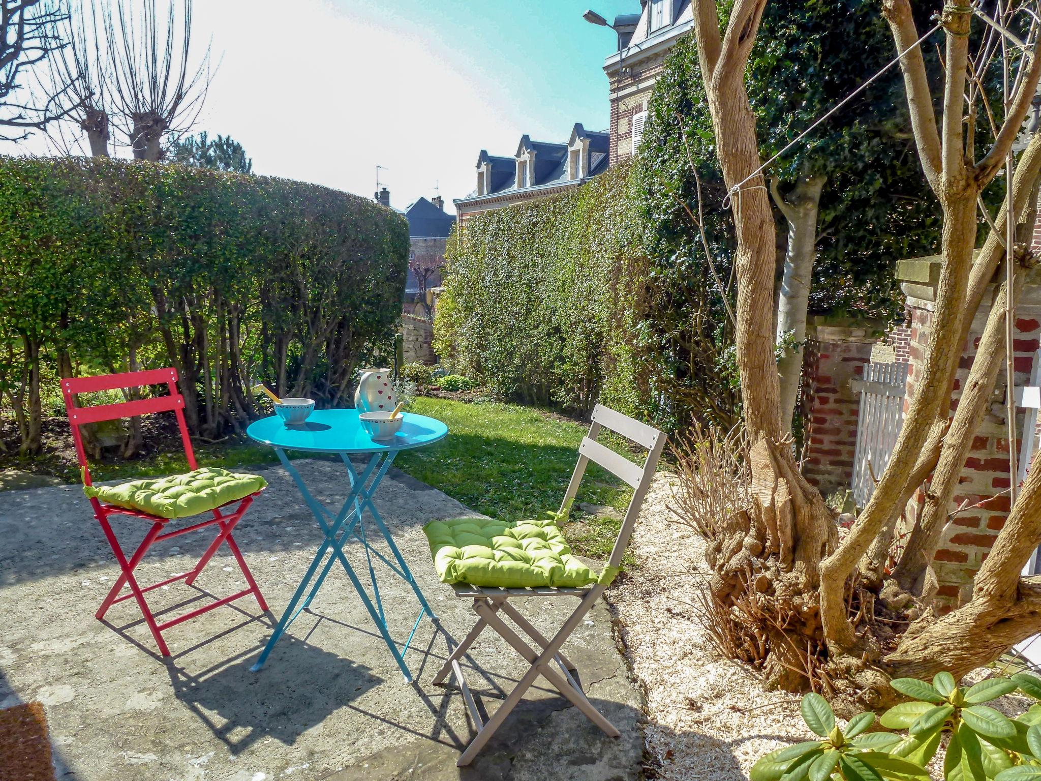 Foto 17 - Appartamento a Trouville-sur-Mer con giardino