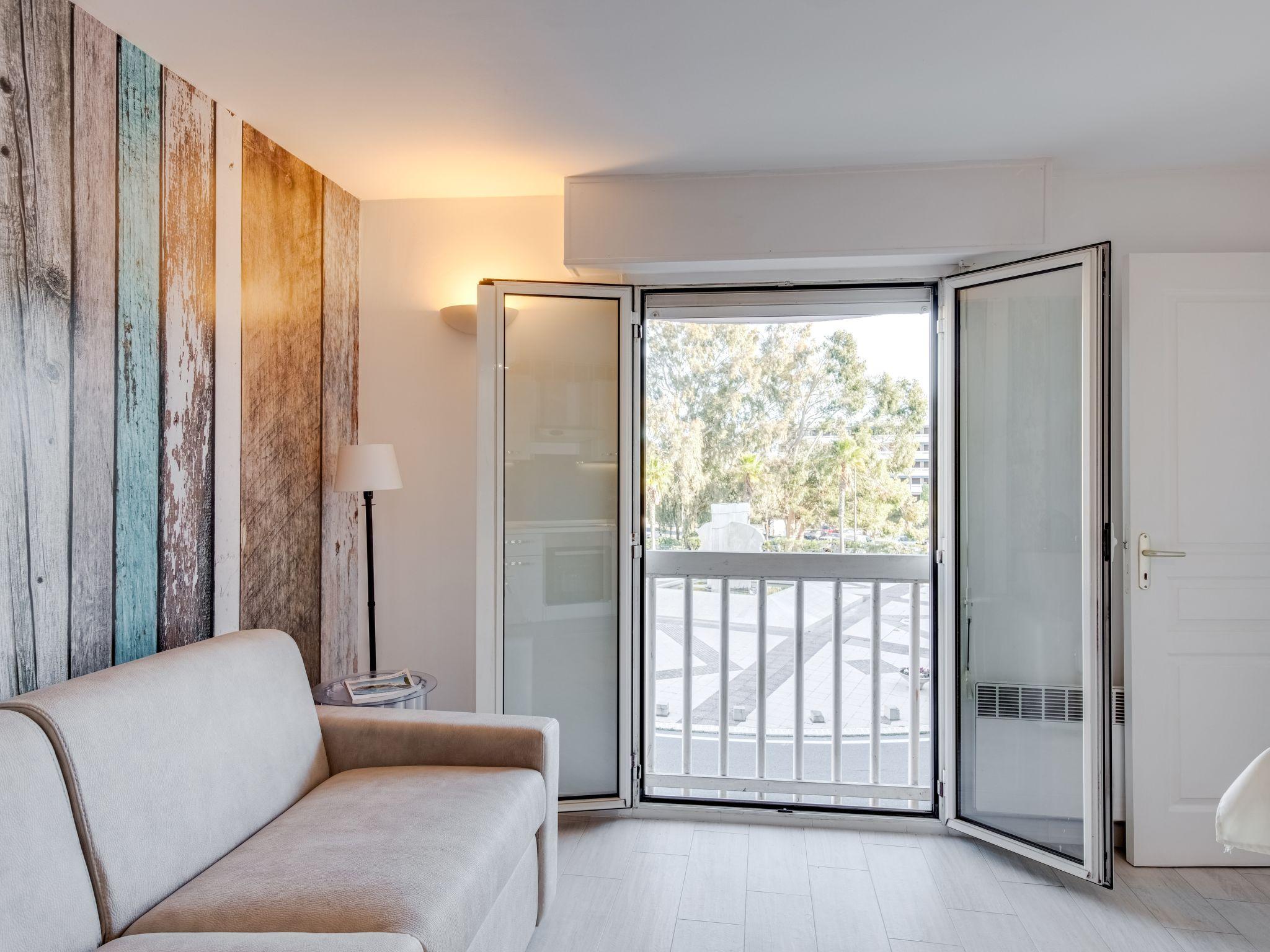 Foto 3 - Appartamento con 1 camera da letto a Fréjus con vista mare