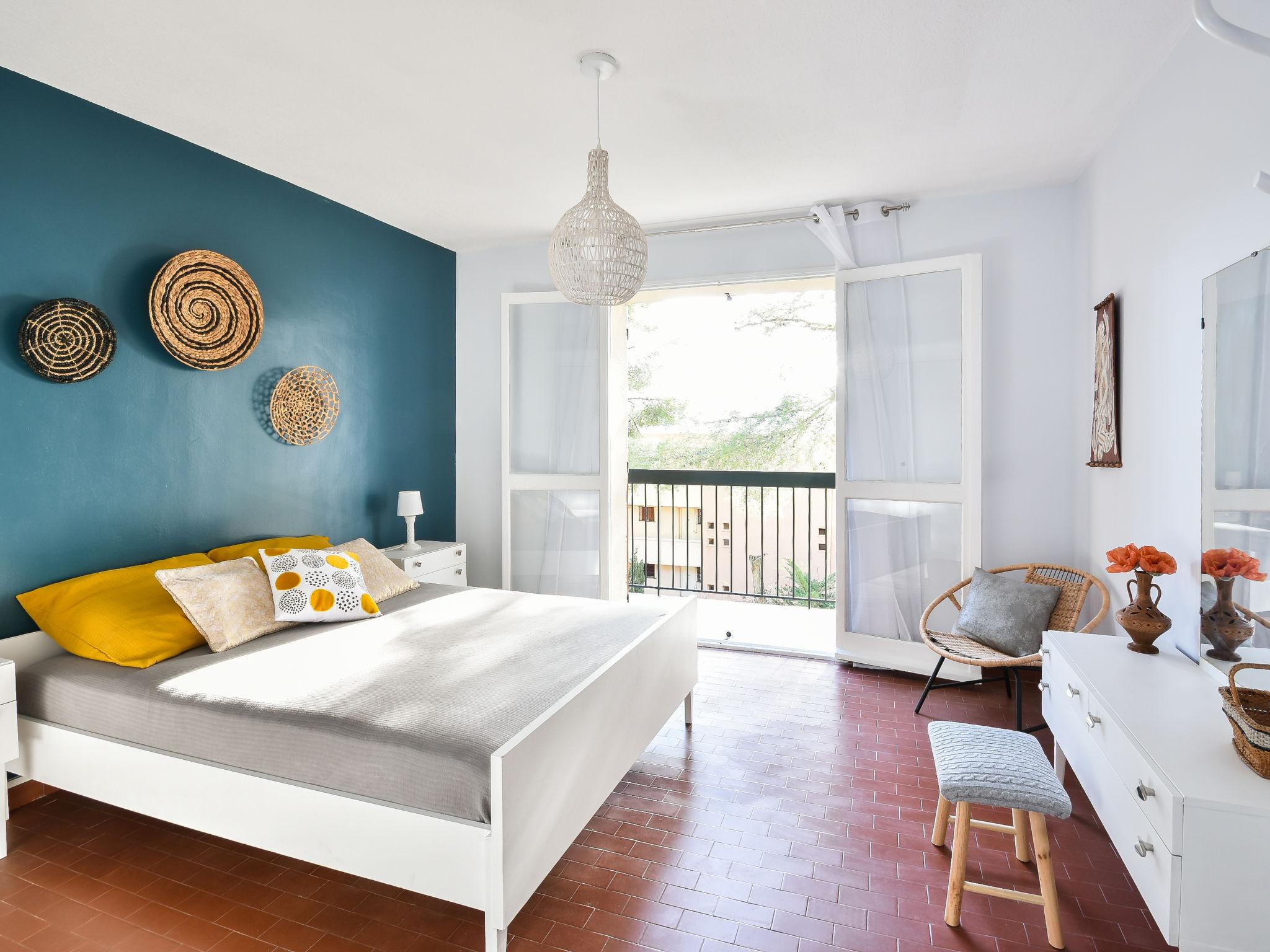 Foto 9 - Appartamento con 2 camere da letto a Saint-Cyr-sur-Mer con terrazza e vista mare