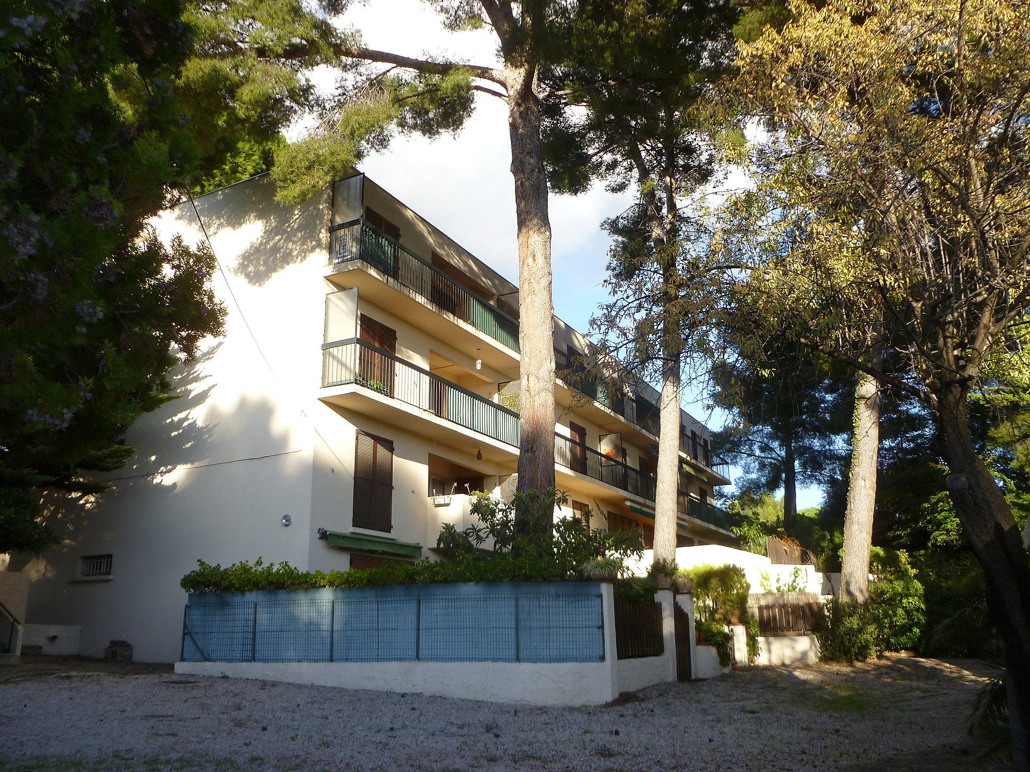 Foto 18 - Apartamento de 2 quartos em Saint-Cyr-sur-Mer com jardim e terraço