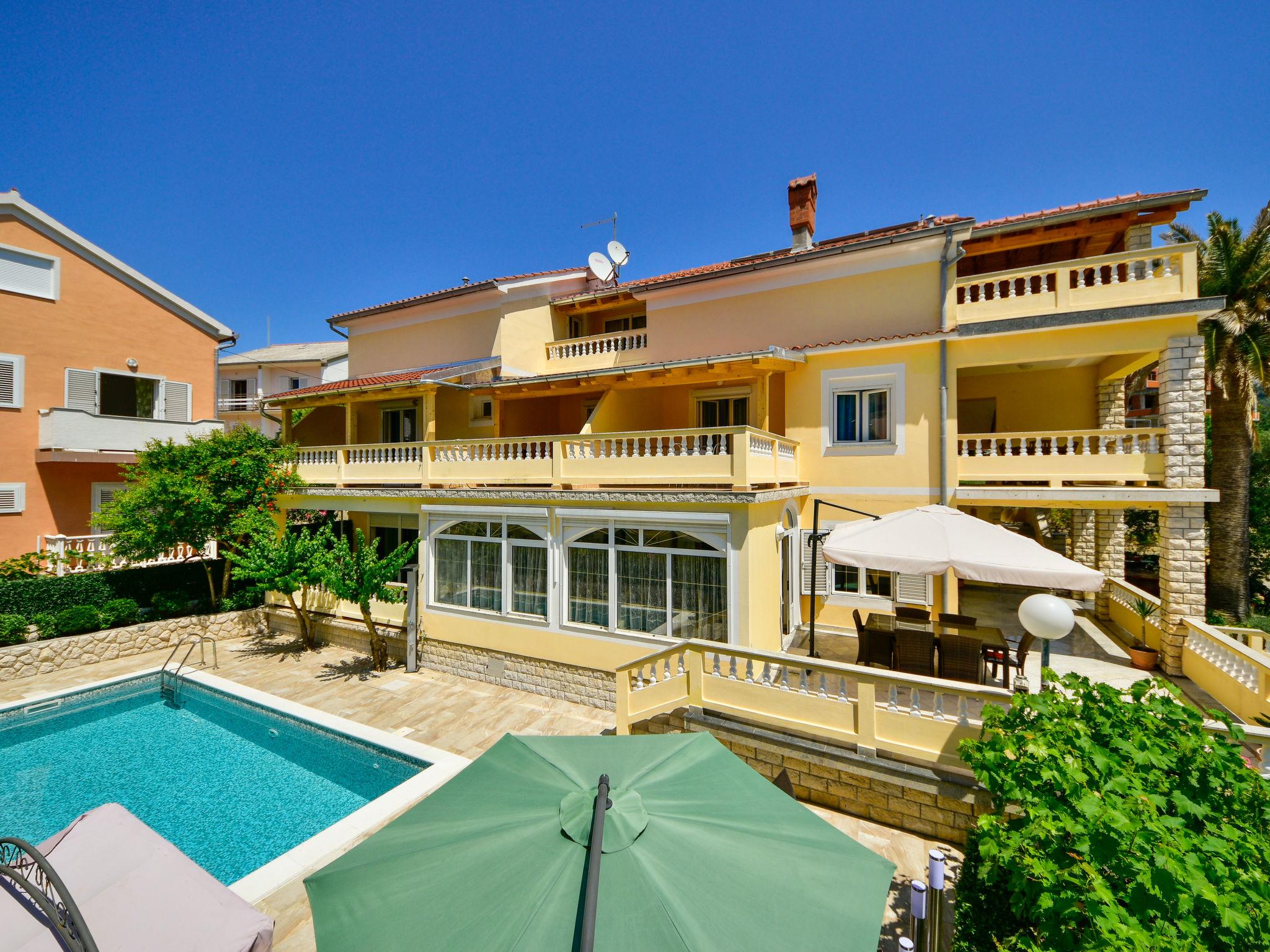 Photo 16 - Appartement de 2 chambres à Rab avec piscine et vues à la mer