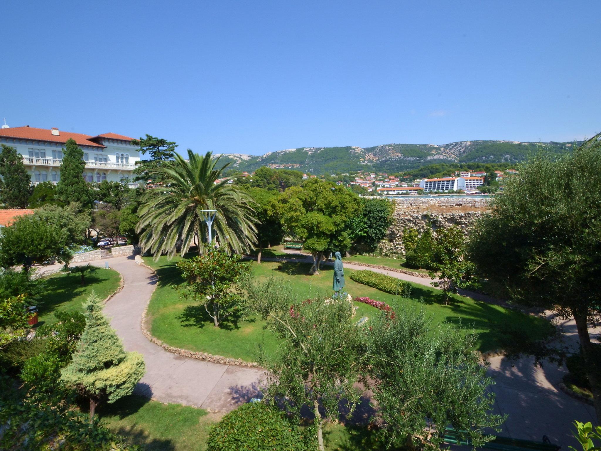 Foto 18 - Appartamento con 1 camera da letto a Rab con piscina e terrazza