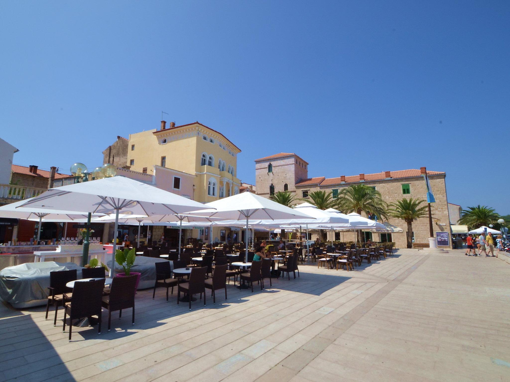 Foto 17 - Appartamento con 1 camera da letto a Rab con piscina e terrazza