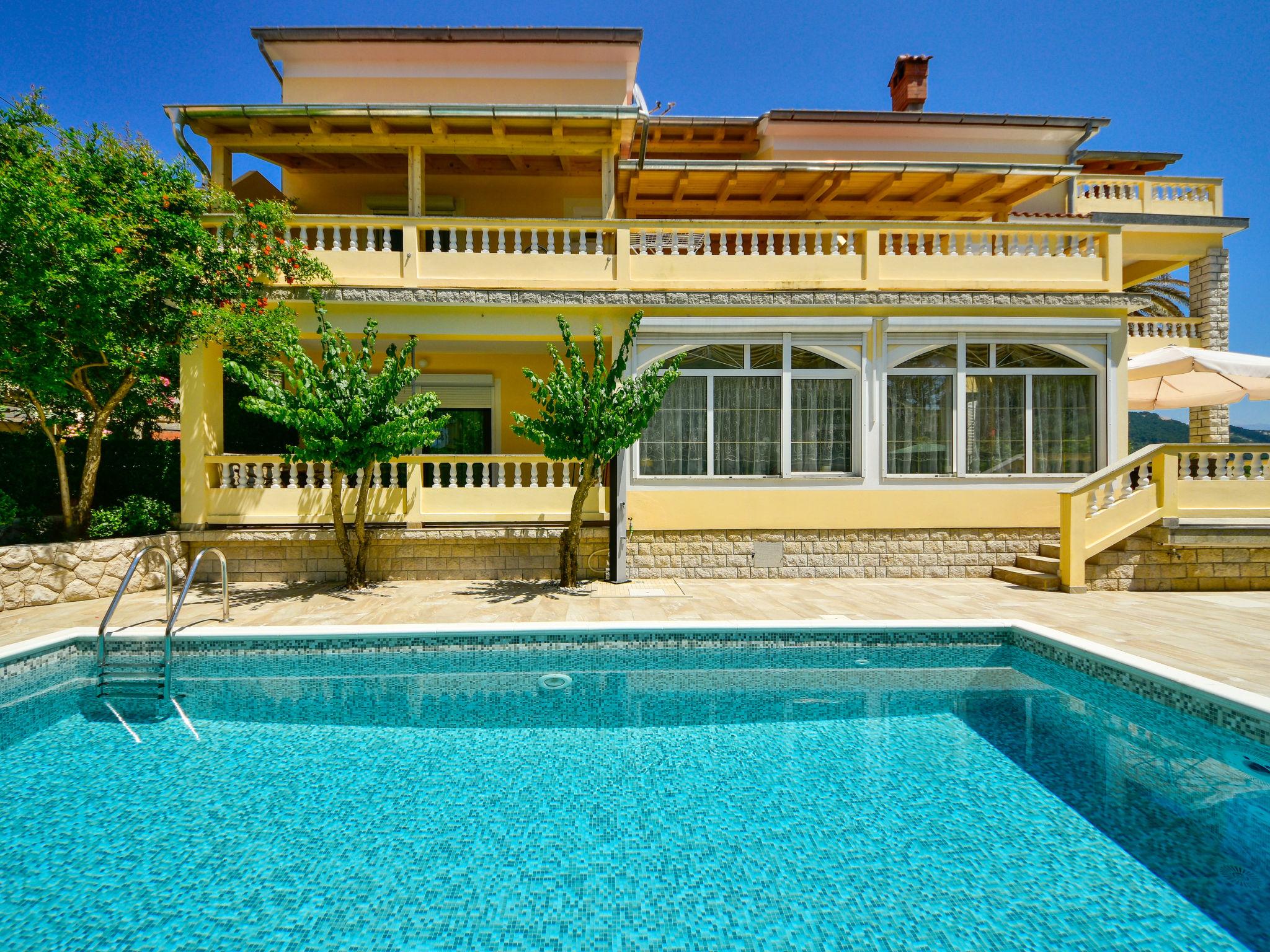 Foto 4 - Apartamento de 2 habitaciones en Rab con piscina y vistas al mar