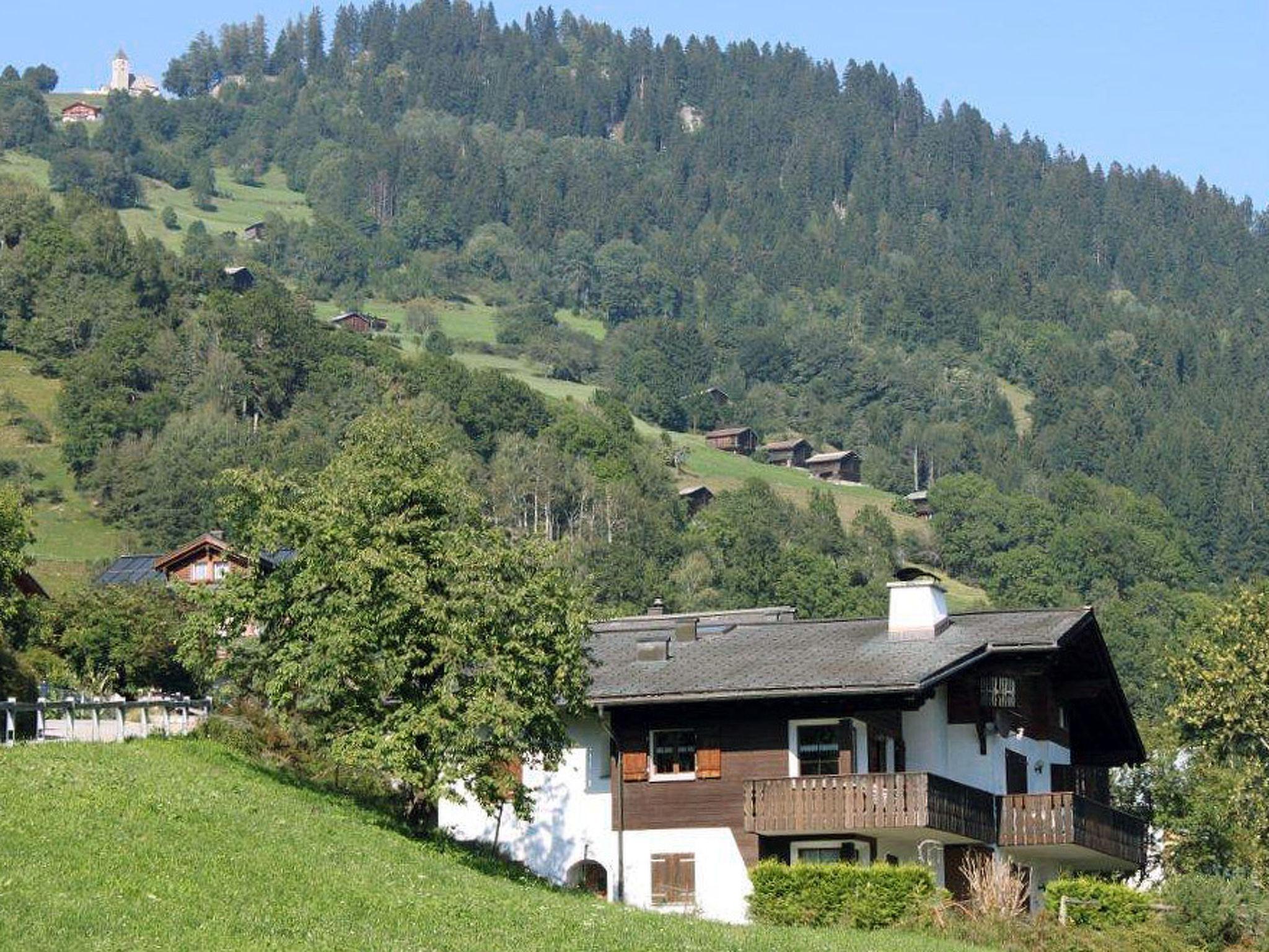 Foto 1 - Apartamento de 2 habitaciones en Schluein con sauna y vistas a la montaña