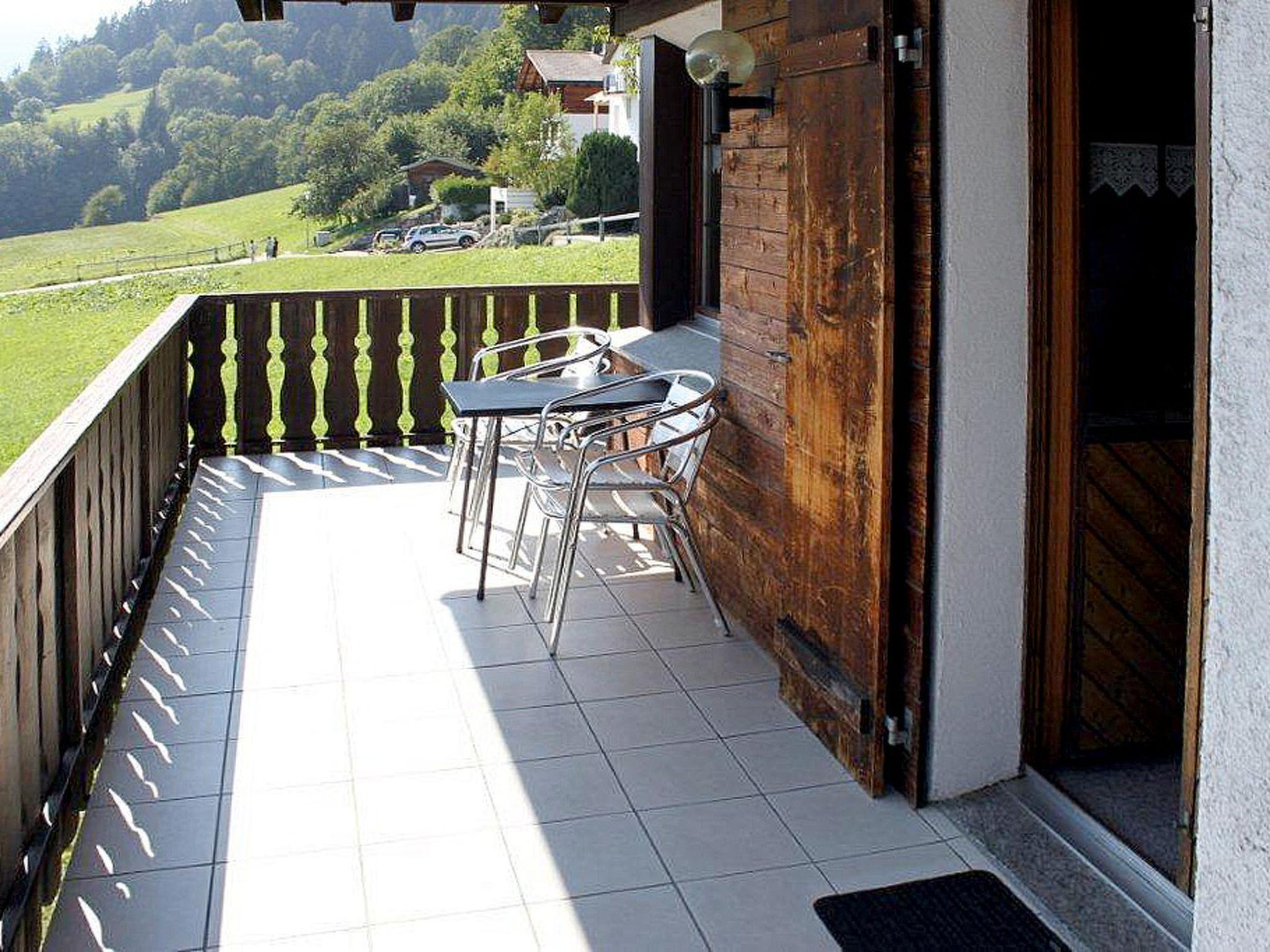 Foto 5 - Apartamento de 2 habitaciones en Schluein con sauna y vistas a la montaña