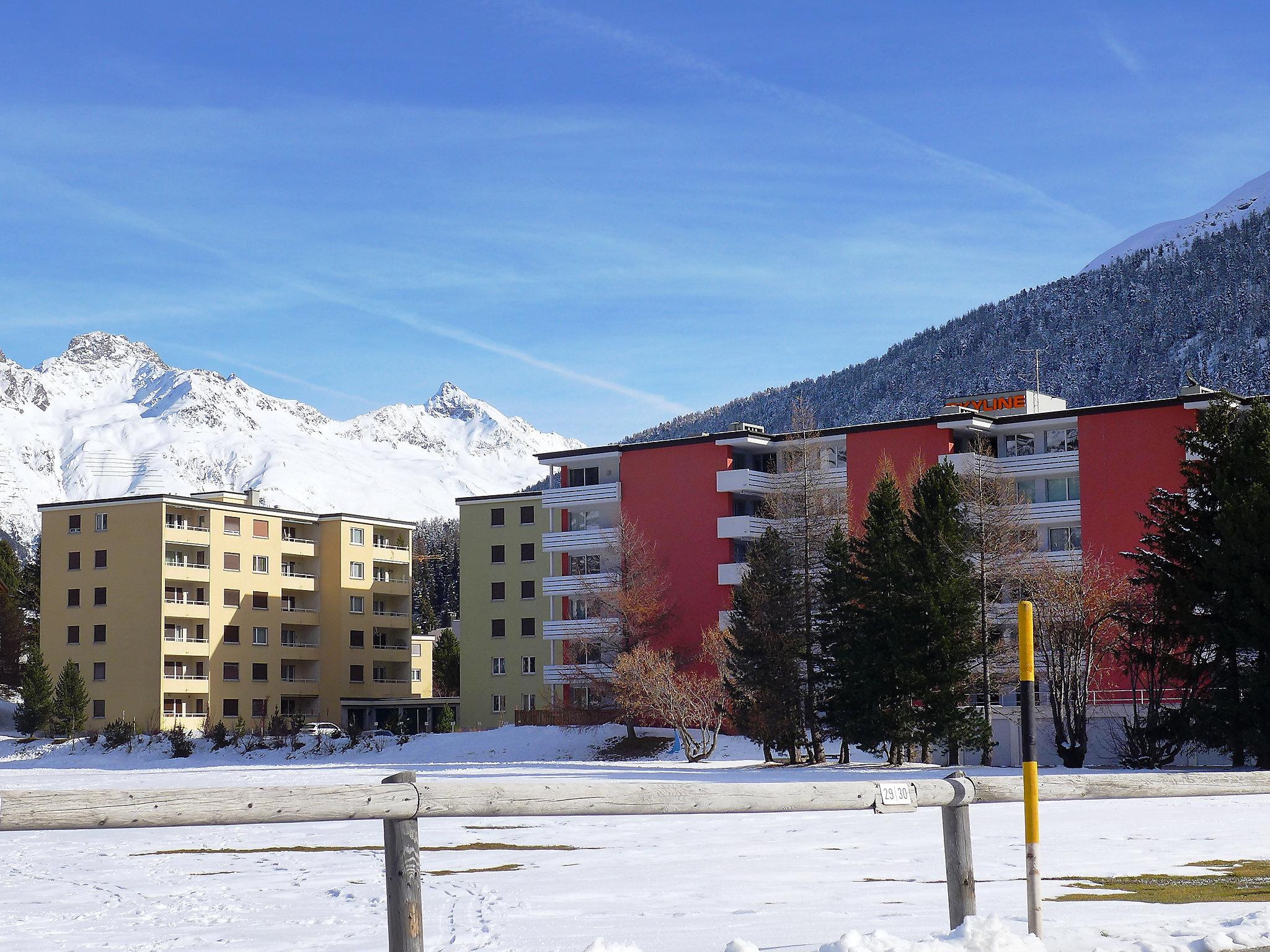 Foto 16 - Apartamento de 1 habitación en Sankt Moritz con piscina y vistas a la montaña