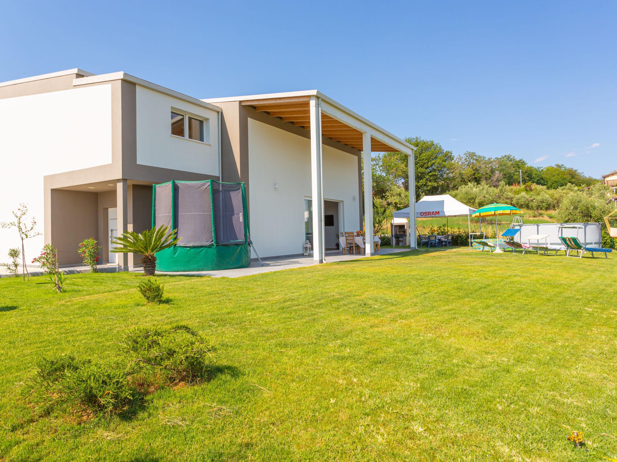 Foto 1 - Casa de 3 habitaciones en Città Sant'Angelo con jardín y terraza