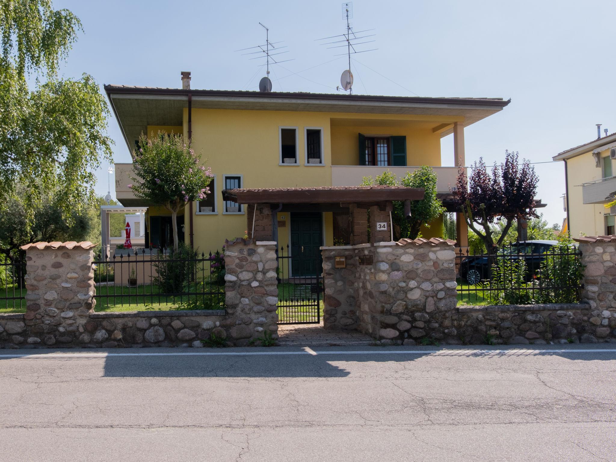 Foto 1 - Apartamento de 3 habitaciones en Lazise con jardín y vistas a la montaña