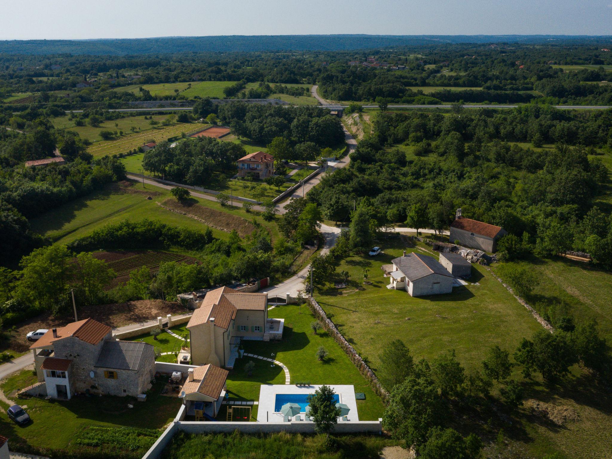 Foto 55 - Casa de 3 habitaciones en Žminj con piscina privada y jardín