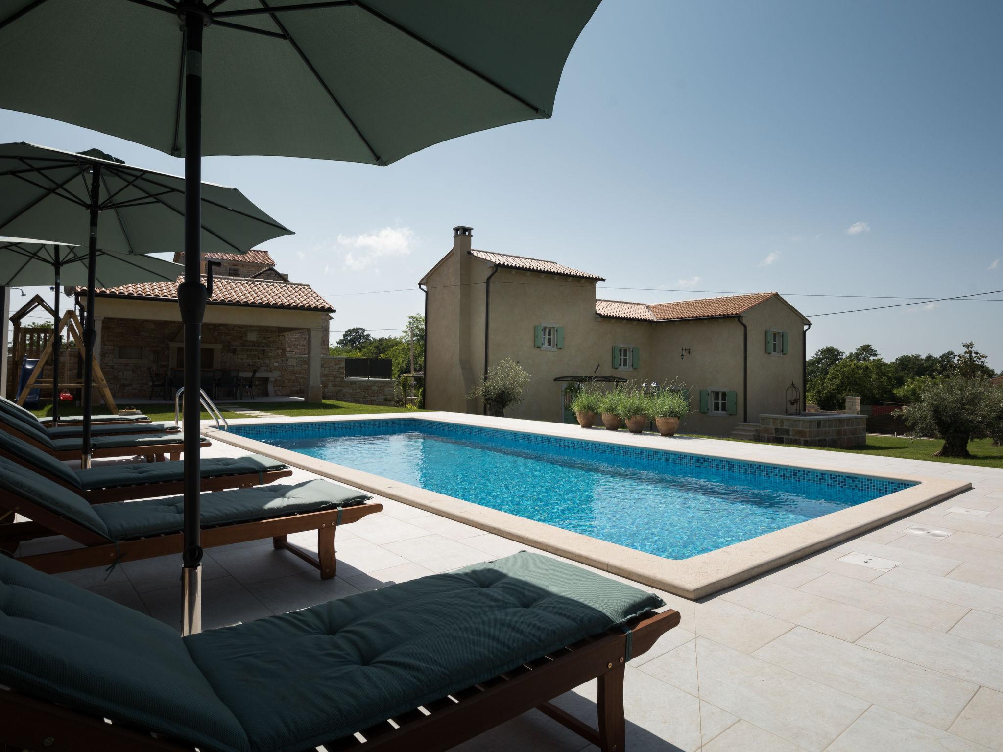 Photo 2 - Maison de 3 chambres à Žminj avec piscine privée et vues à la mer