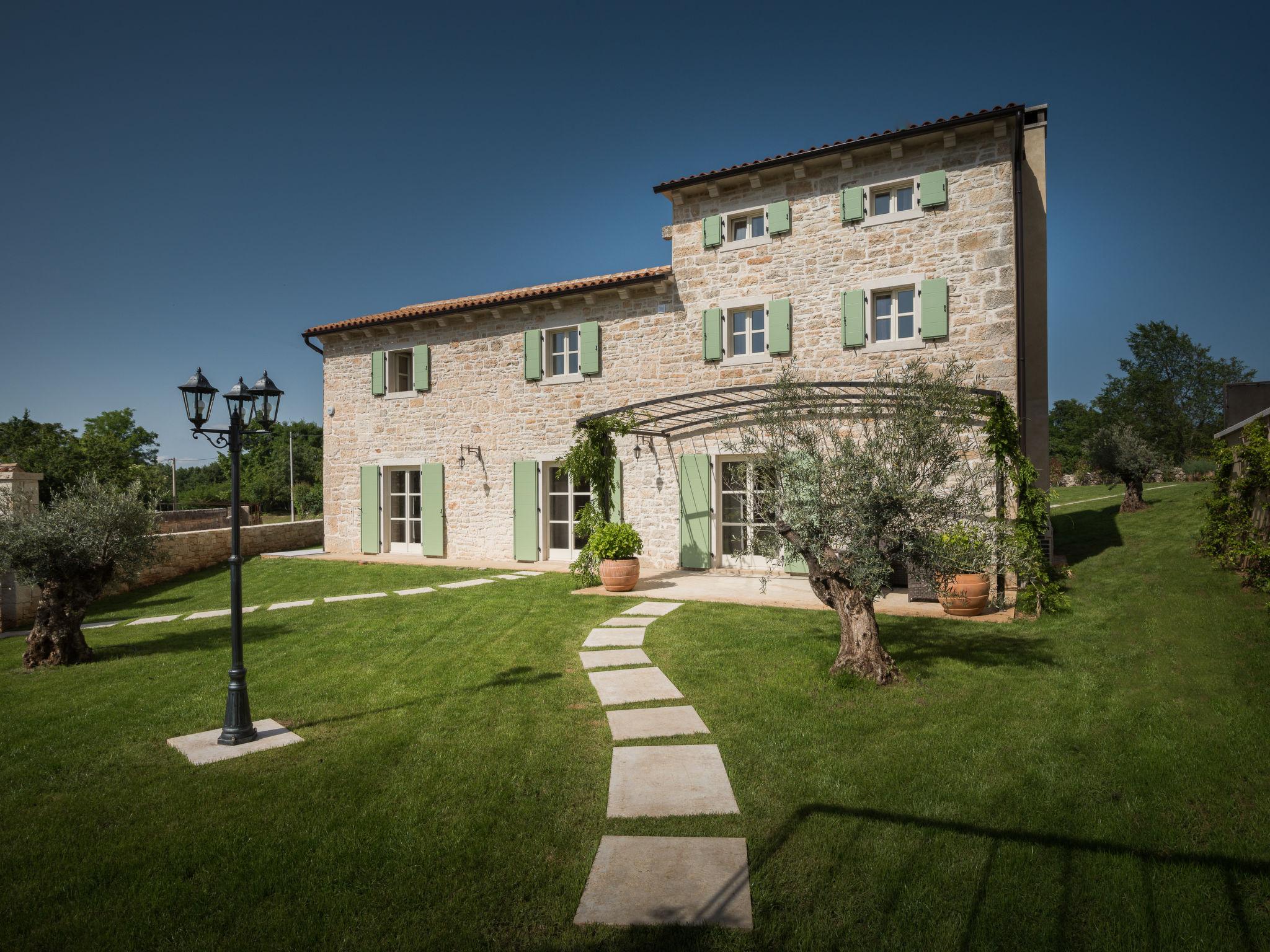 Photo 1 - Maison de 3 chambres à Žminj avec piscine privée et vues à la mer