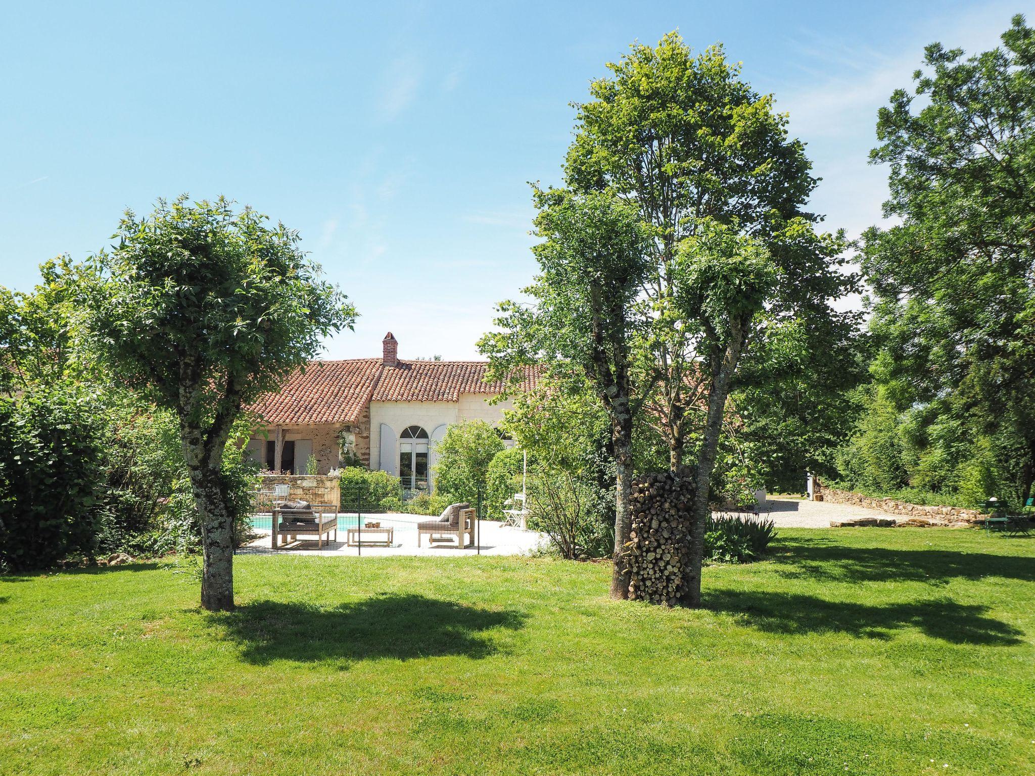 Foto 12 - Haus mit 3 Schlafzimmern in Saint-Laurent-de-la-Salle mit schwimmbad und garten