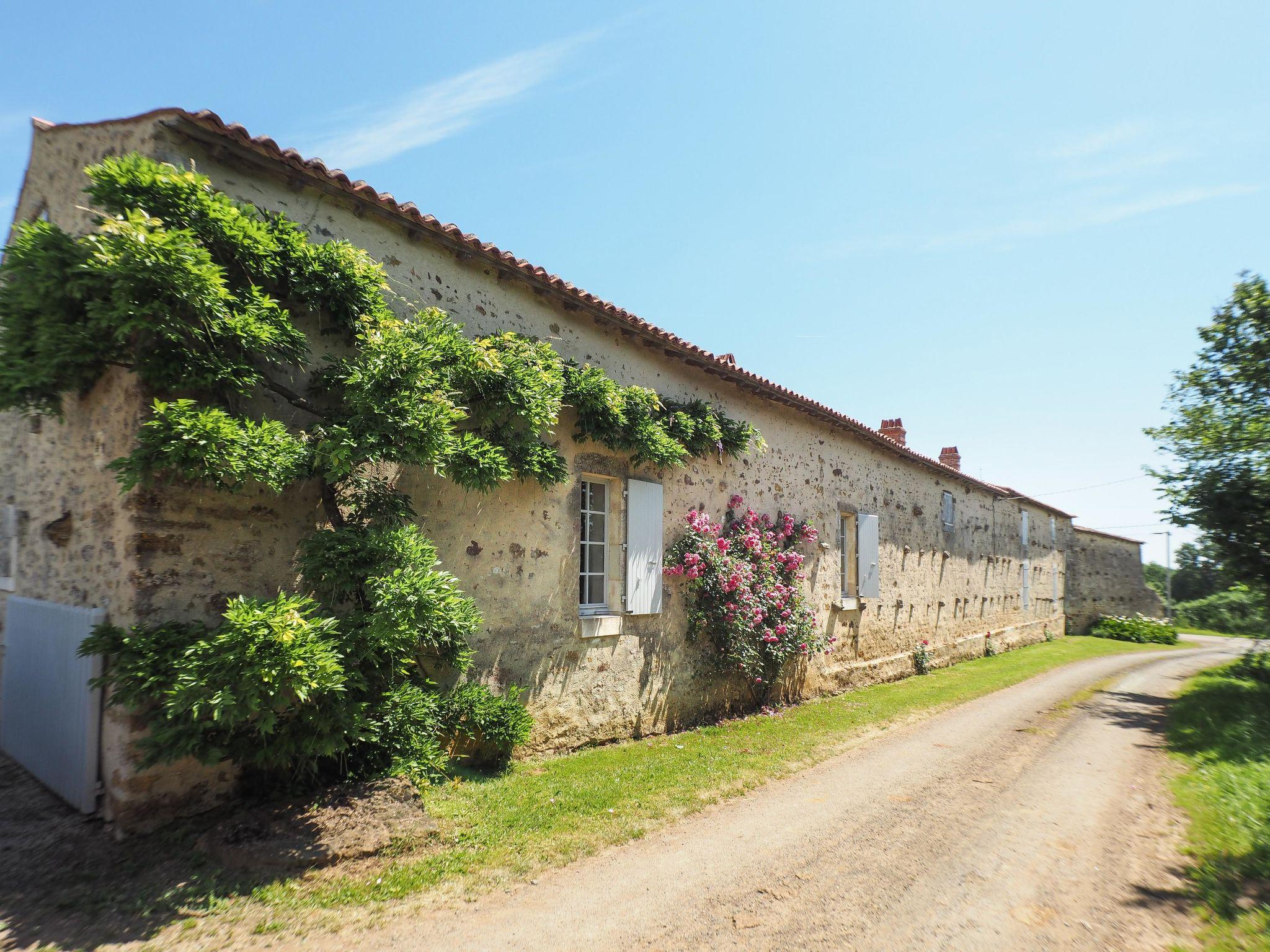 Photo 8 - 3 bedroom House in Saint-Laurent-de-la-Salle with swimming pool and garden