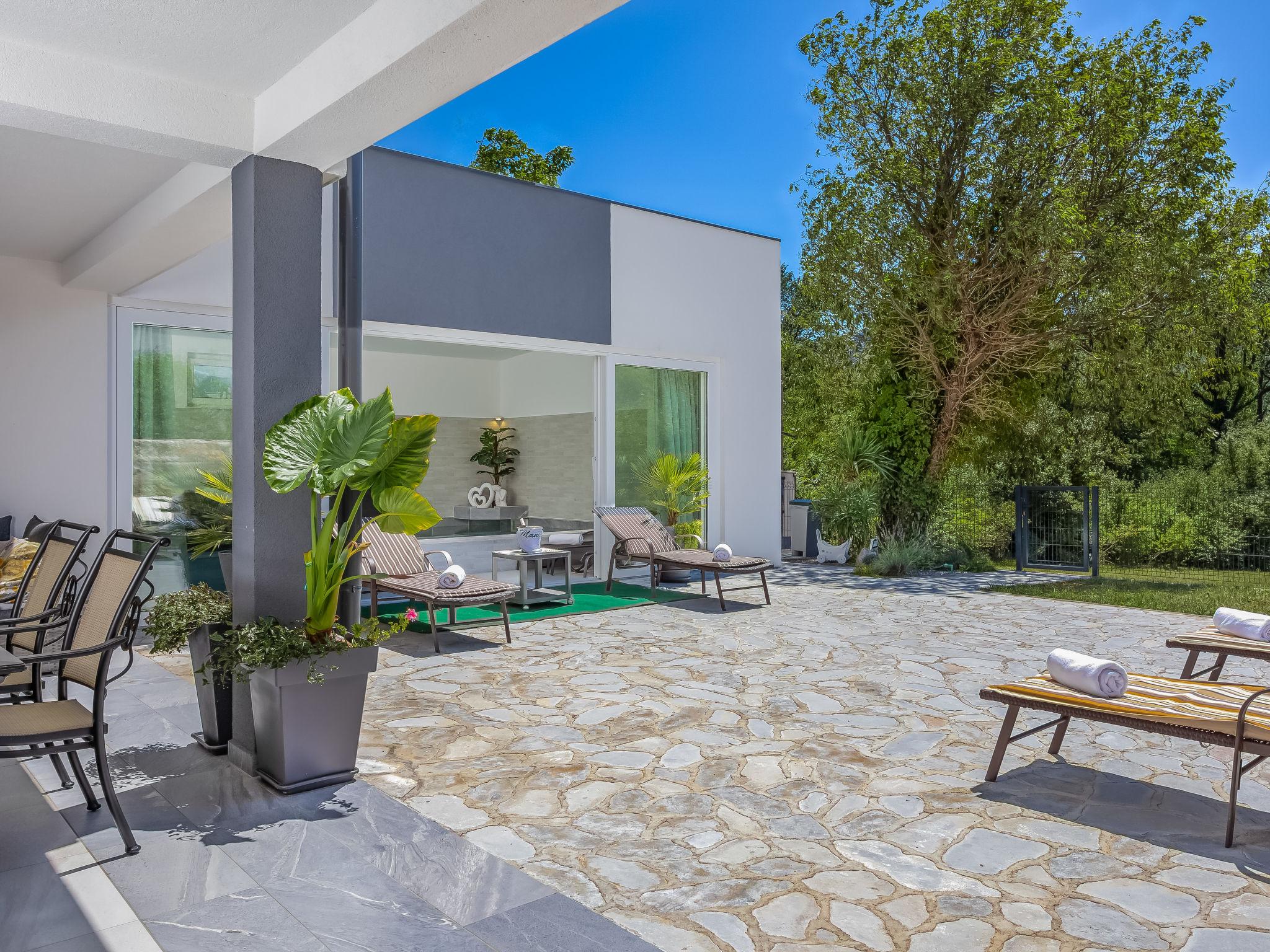 Photo 4 - Maison de 4 chambres à Vinodolska Općina avec piscine privée et vues à la mer