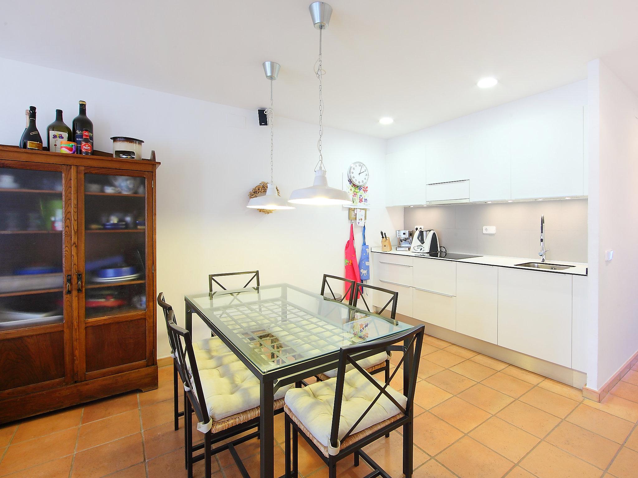 Photo 3 - 4 bedroom House in Castelló d'Empúries with garden and terrace