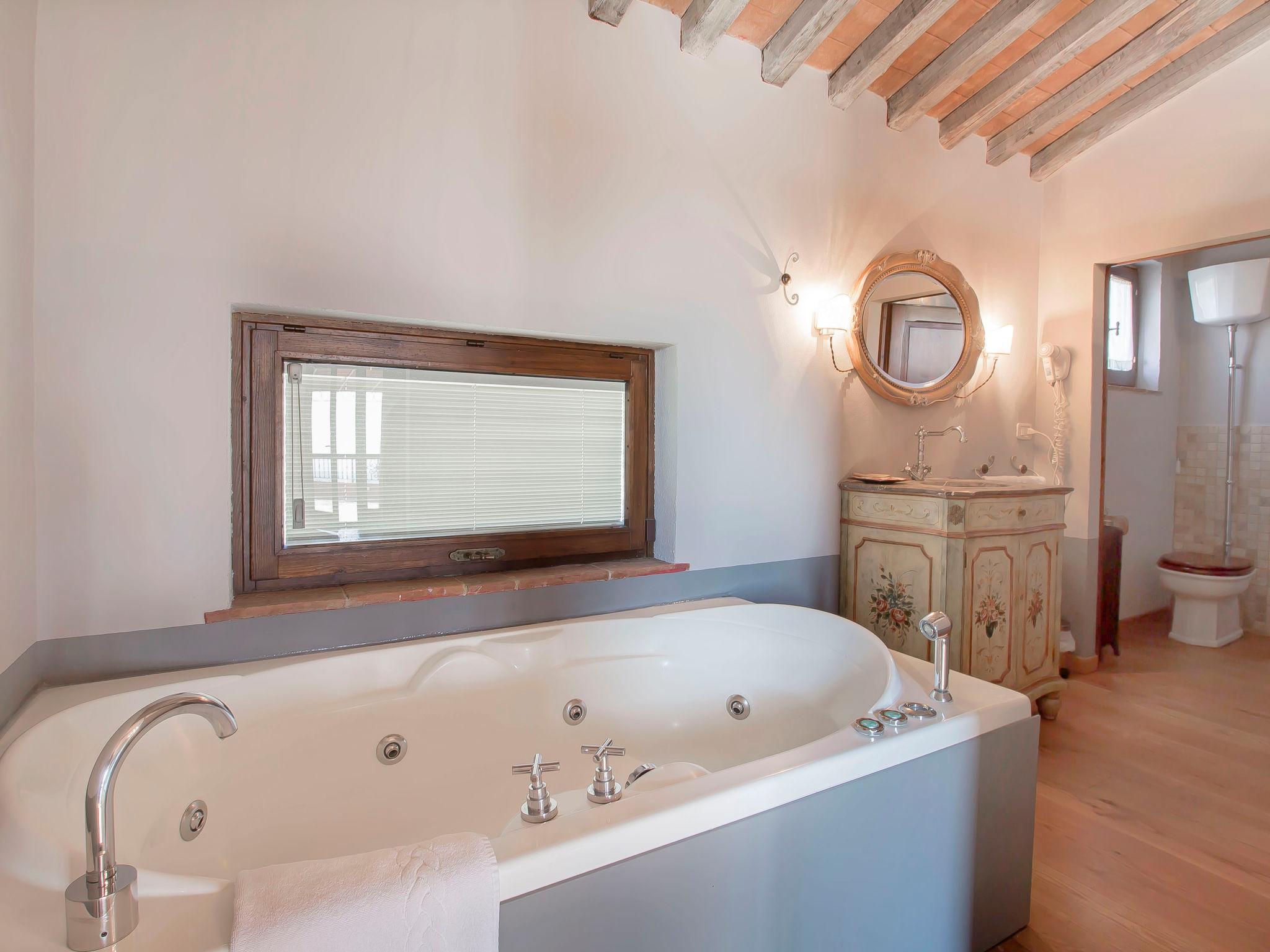 Foto 18 - Casa de 3 quartos em Passignano sul Trasimeno com piscina privada e vista para a montanha