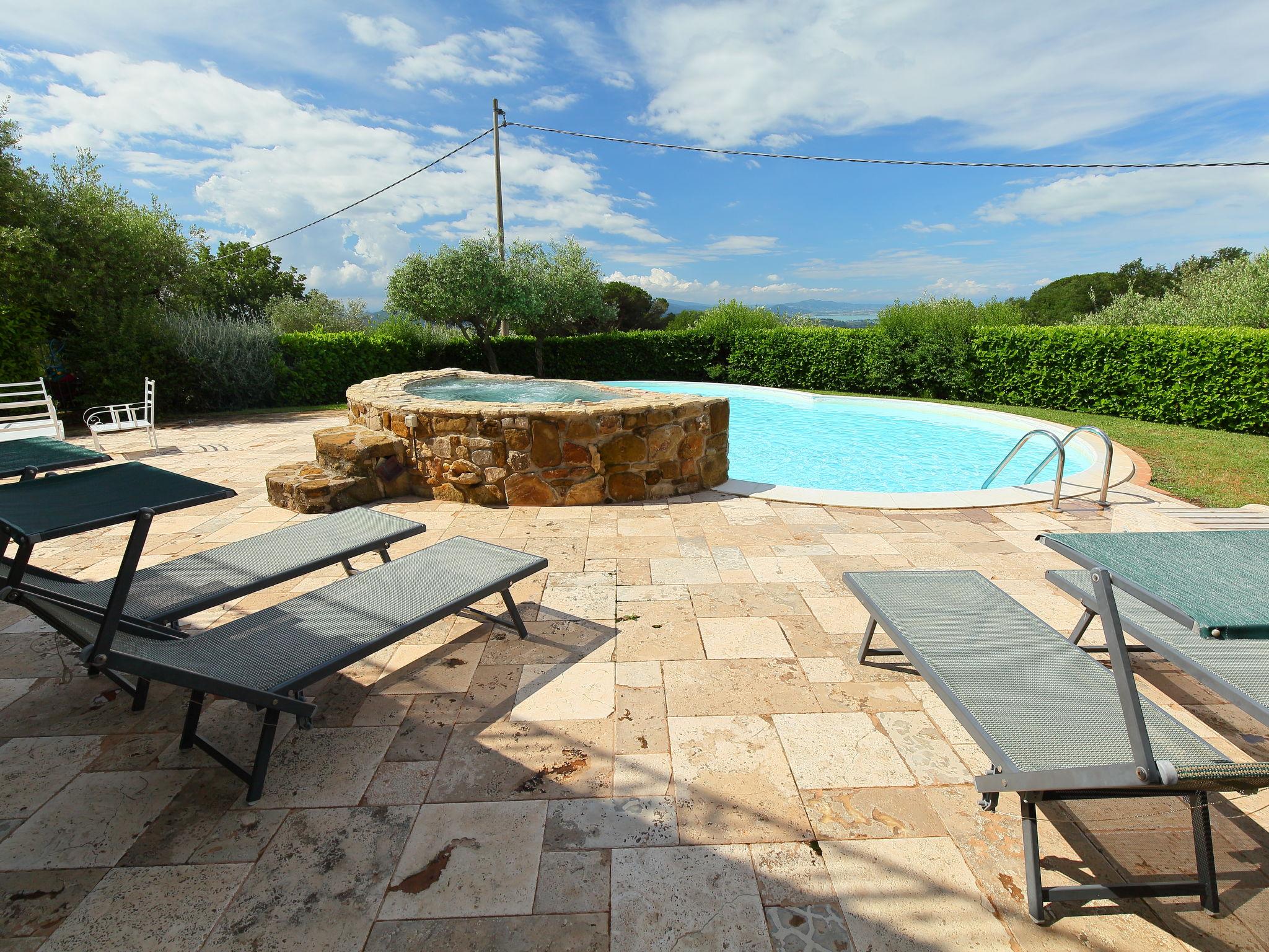 Foto 29 - Casa de 3 quartos em Passignano sul Trasimeno com piscina privada e vista para a montanha