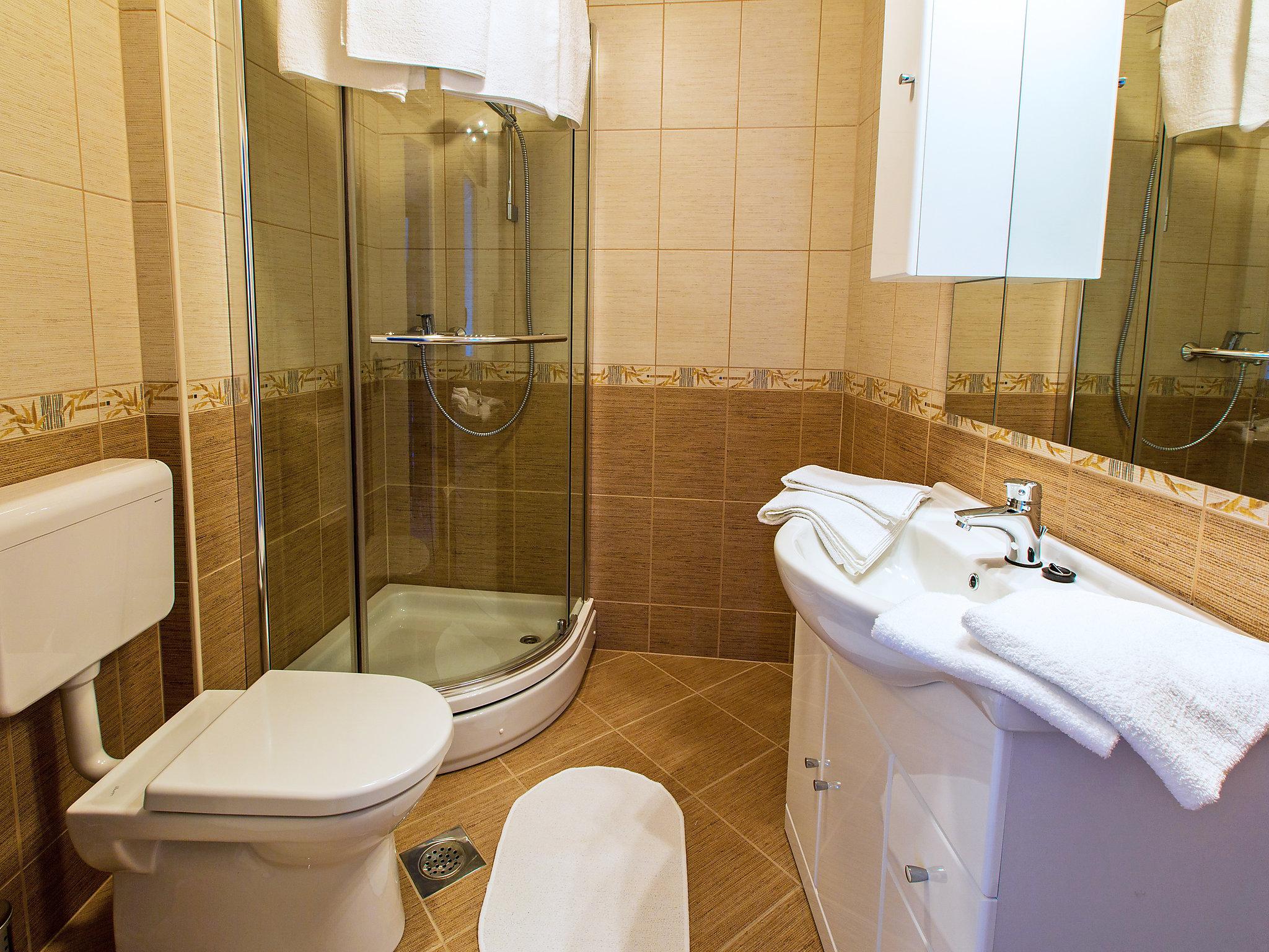 Foto 10 - Appartamento con 2 camere da letto a Novi Vinodolski con piscina e vista mare