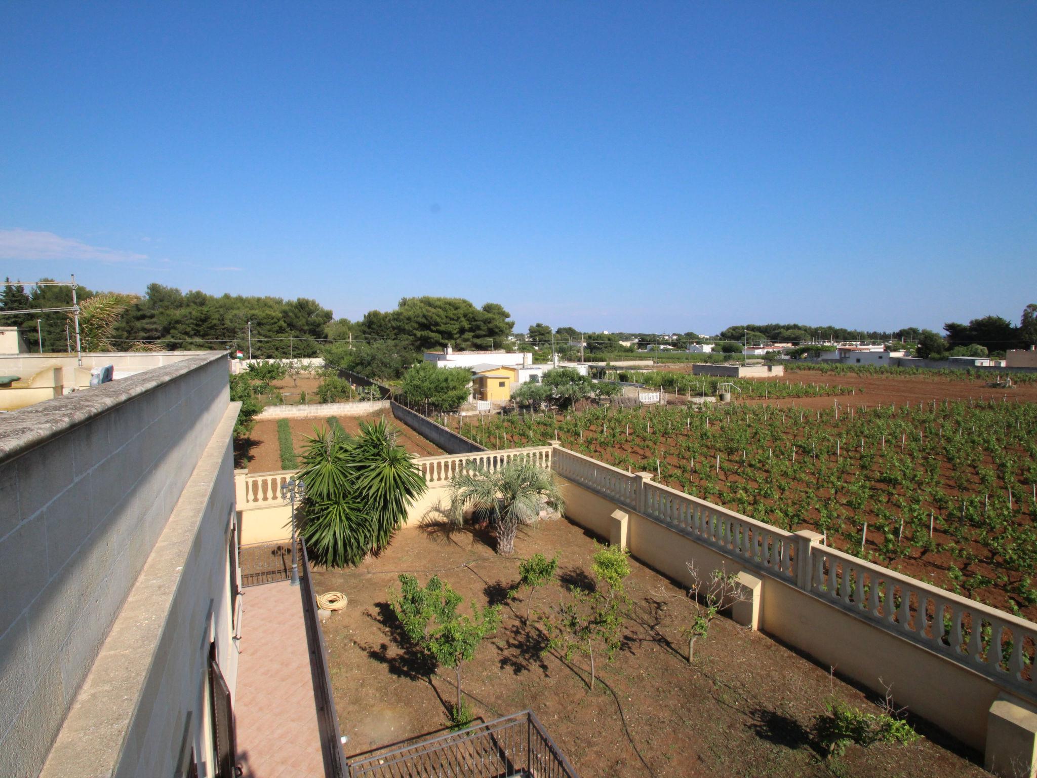 Photo 26 - Maison de 5 chambres à Torricella avec jardin et vues à la mer