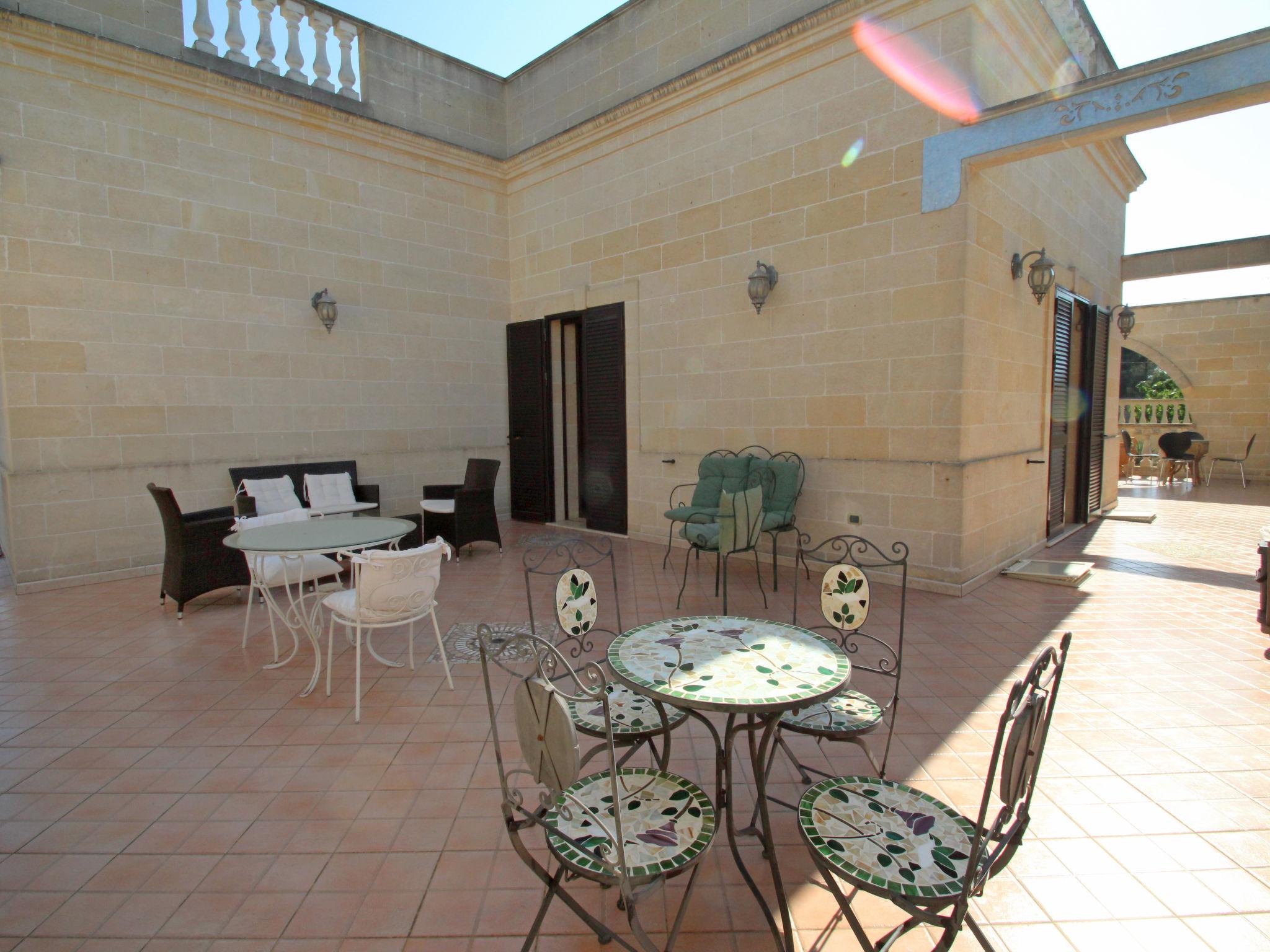 Photo 3 - Maison de 5 chambres à Torricella avec jardin et vues à la mer