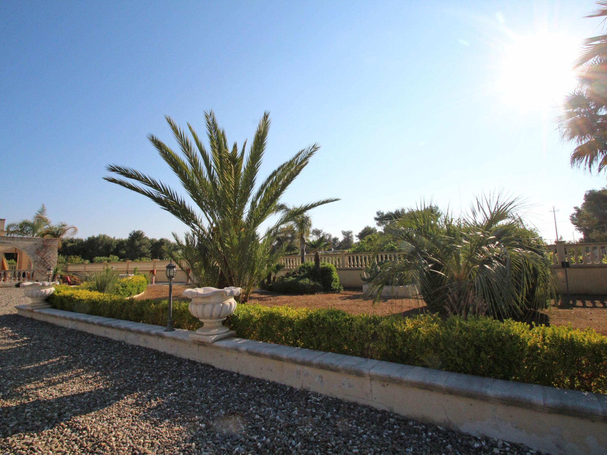 Photo 21 - Maison de 5 chambres à Torricella avec jardin et vues à la mer