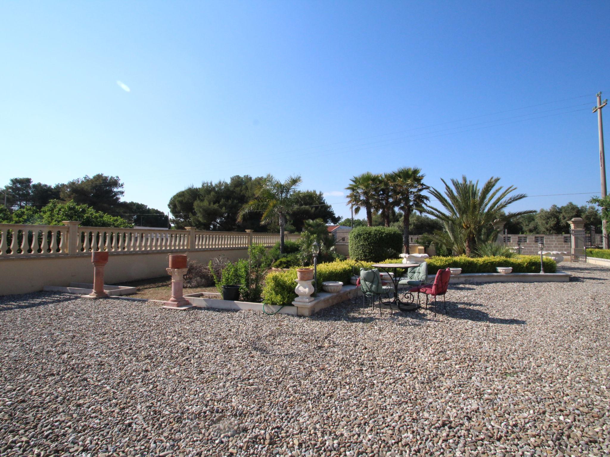 Foto 27 - Casa de 5 habitaciones en Torricella con jardín y vistas al mar
