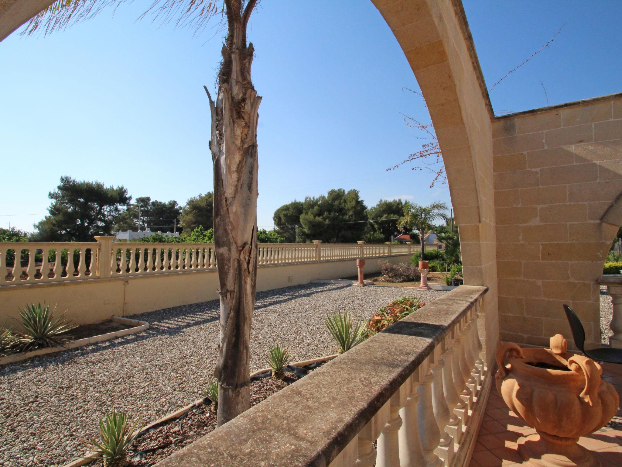 Photo 23 - Maison de 5 chambres à Torricella avec jardin et vues à la mer