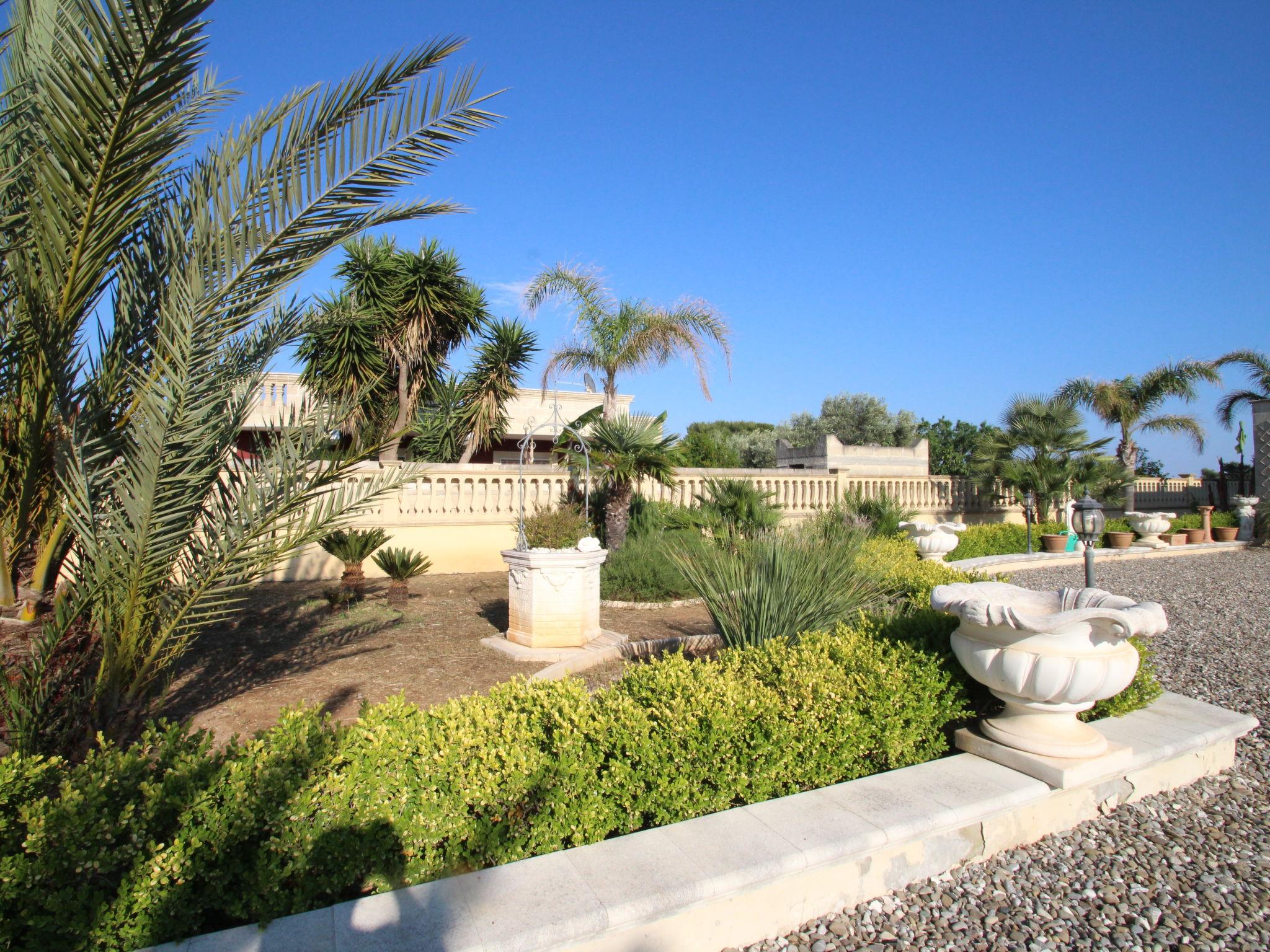 Photo 24 - Maison de 5 chambres à Torricella avec jardin et vues à la mer