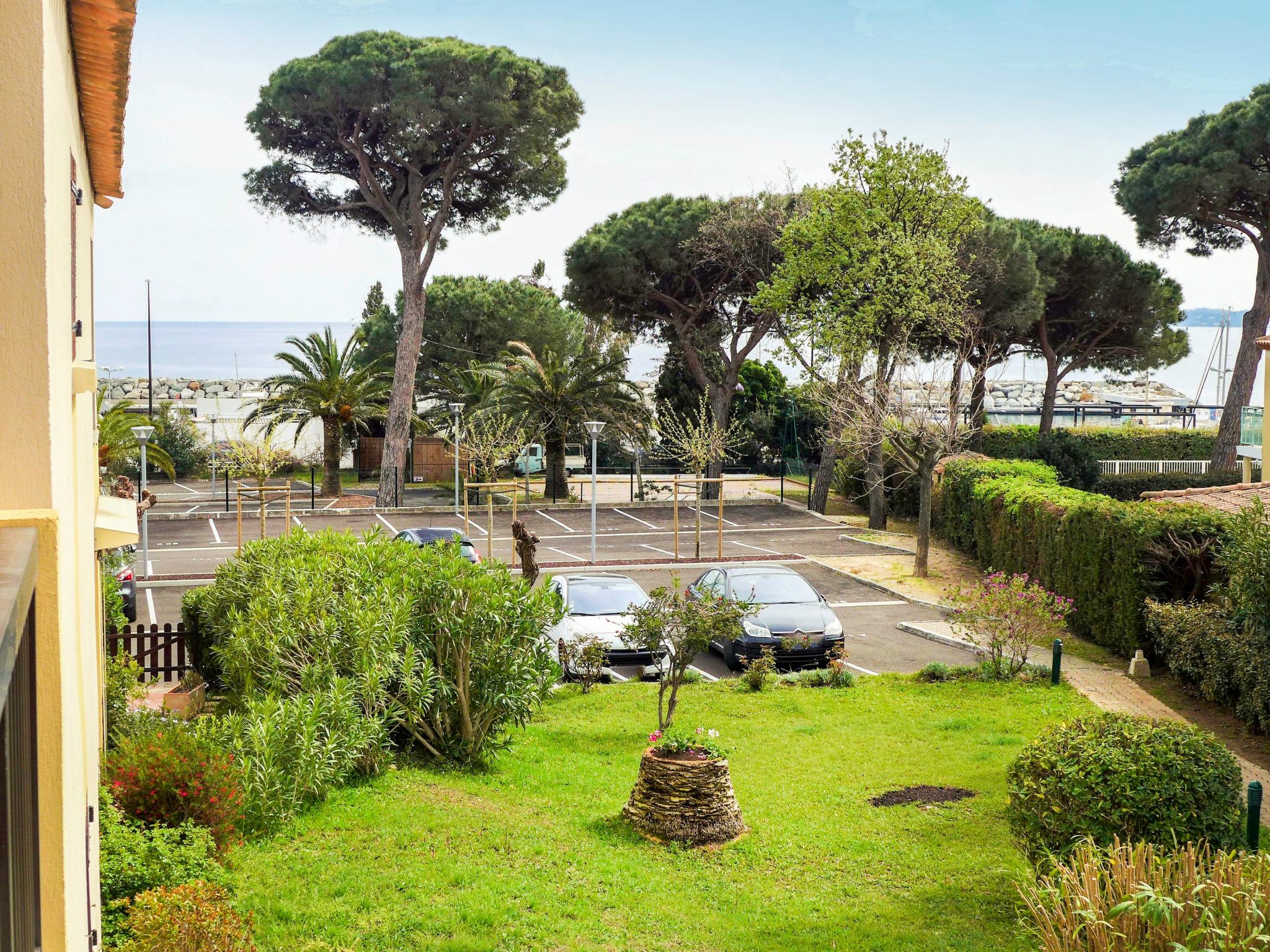 Foto 3 - Apartment mit 1 Schlafzimmer in Roquebrune-sur-Argens mit schwimmbad und blick aufs meer