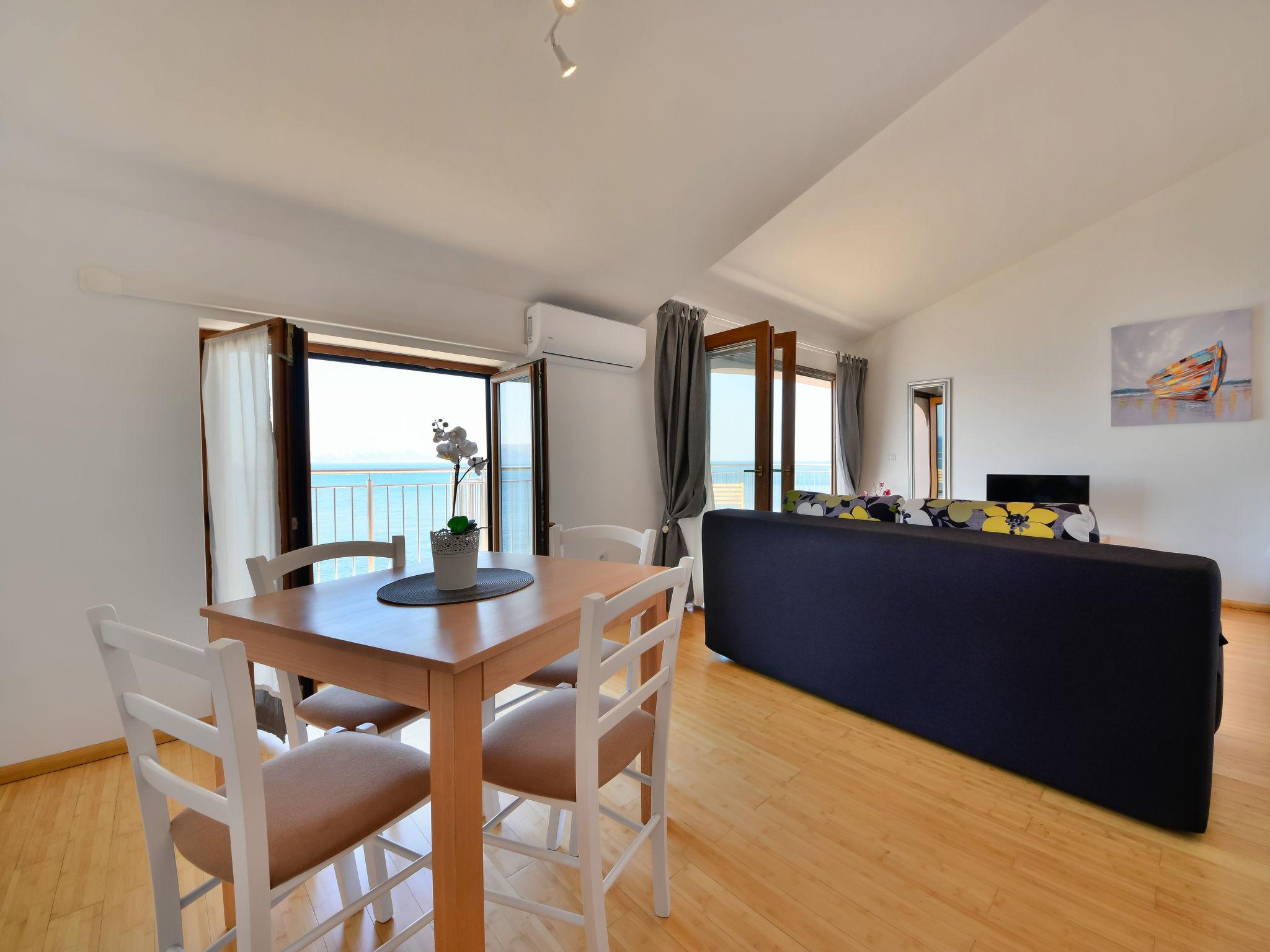 Foto 3 - Apartamento de 1 quarto em Senj com vistas do mar