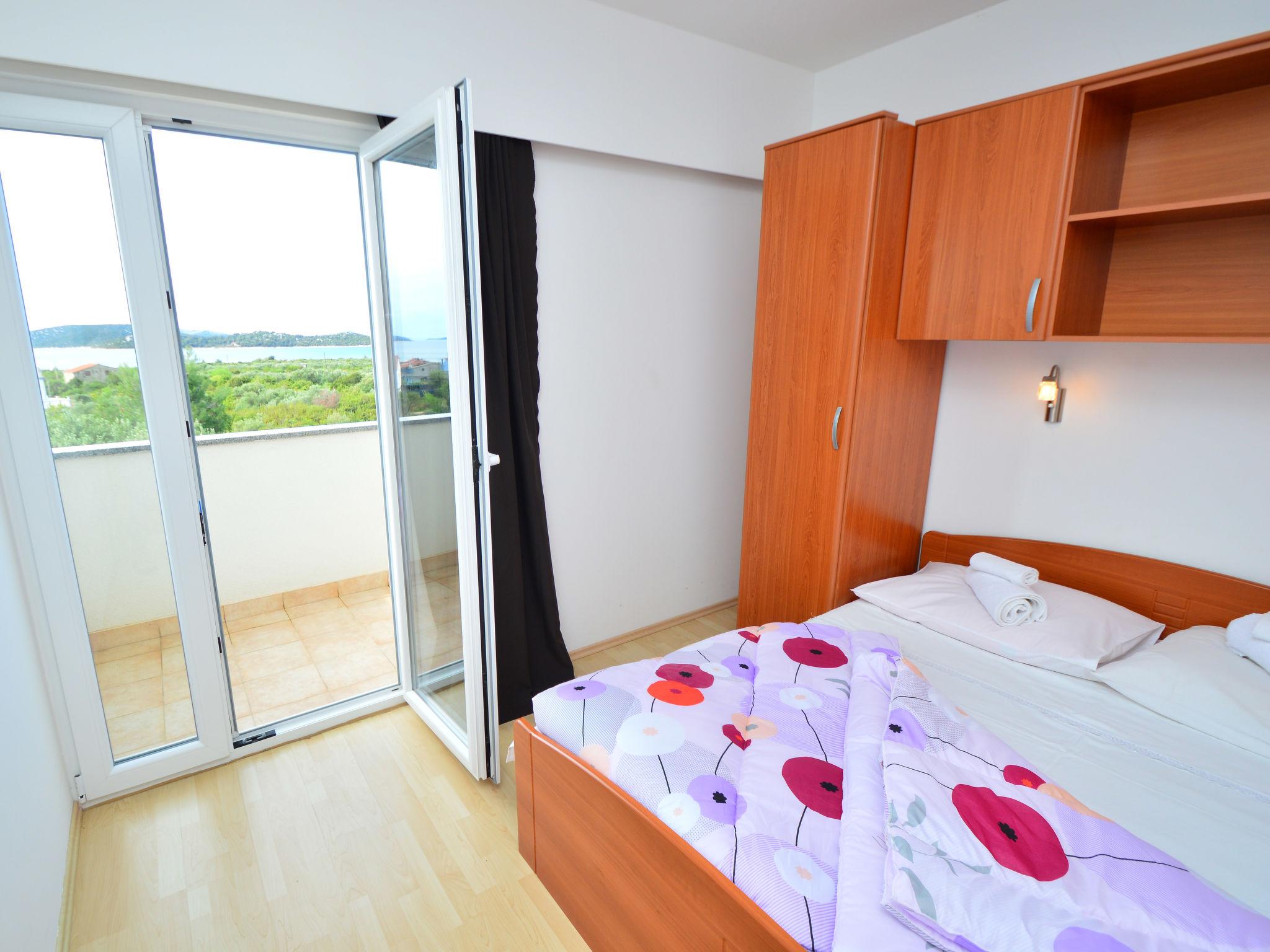 Foto 8 - Apartamento de 5 habitaciones en Vodice con piscina y vistas al mar