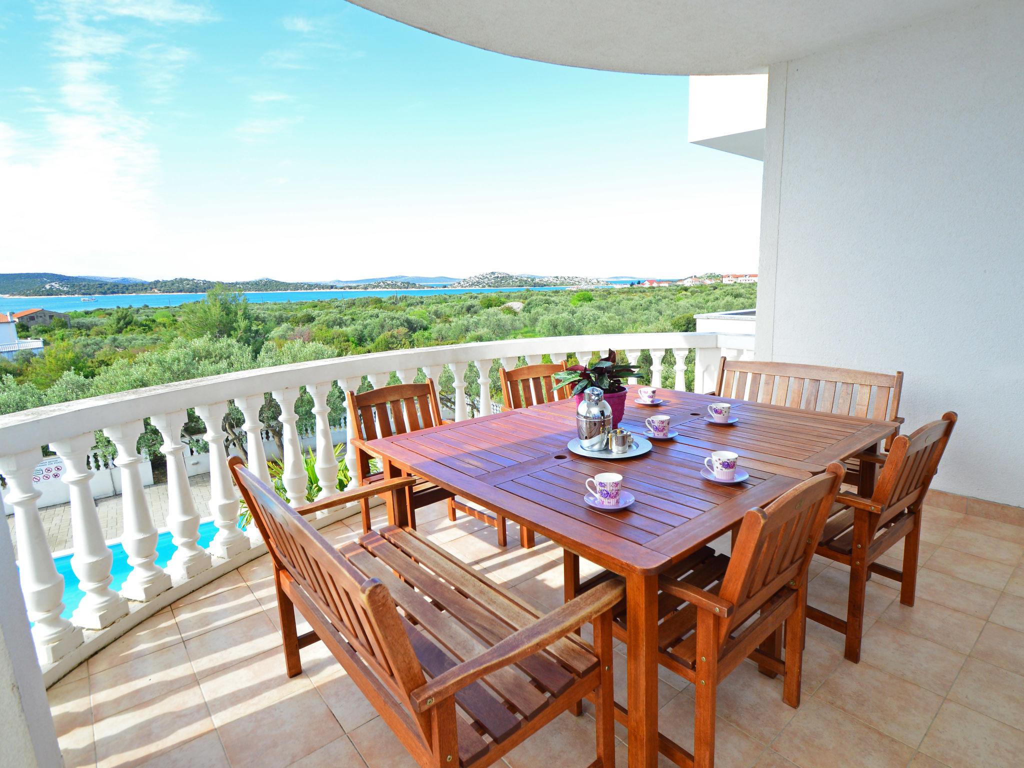 Foto 2 - Apartamento de 5 habitaciones en Vodice con piscina y vistas al mar