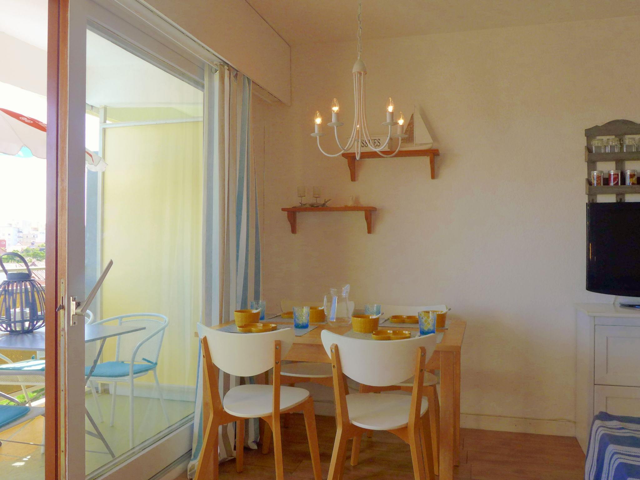 Photo 8 - Apartment in Canet-en-Roussillon with swimming pool and garden