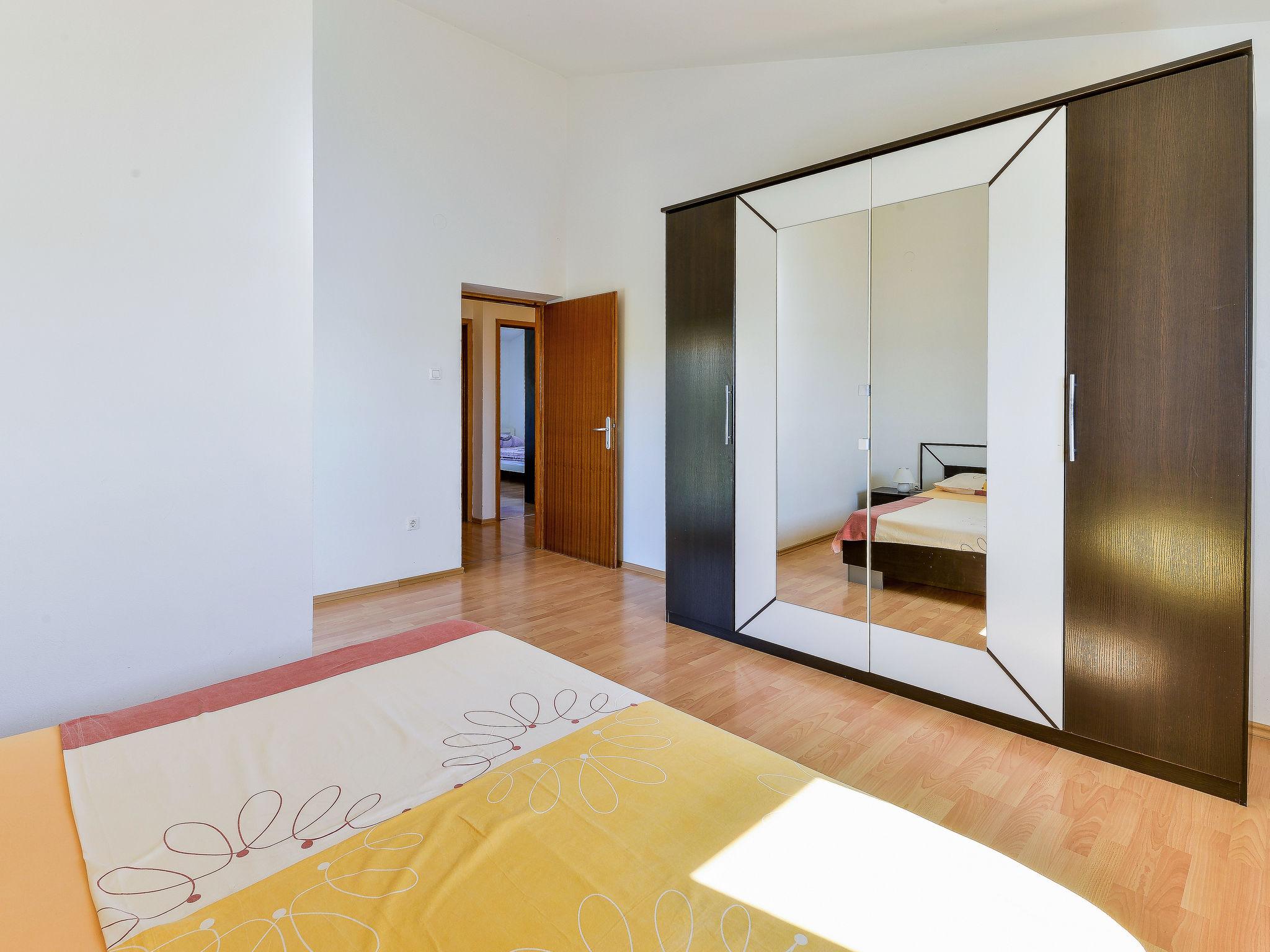 Foto 9 - Apartamento de 3 habitaciones en Jasenice con vistas al mar
