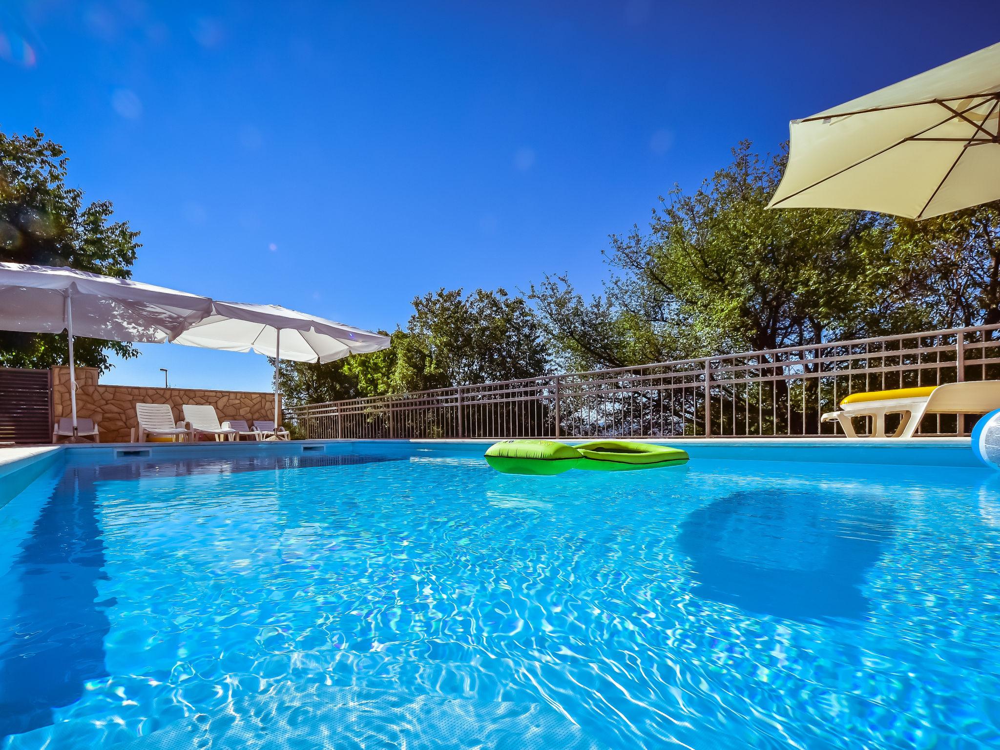 Foto 3 - Casa de 7 quartos em Jasenice com piscina privada e vistas do mar