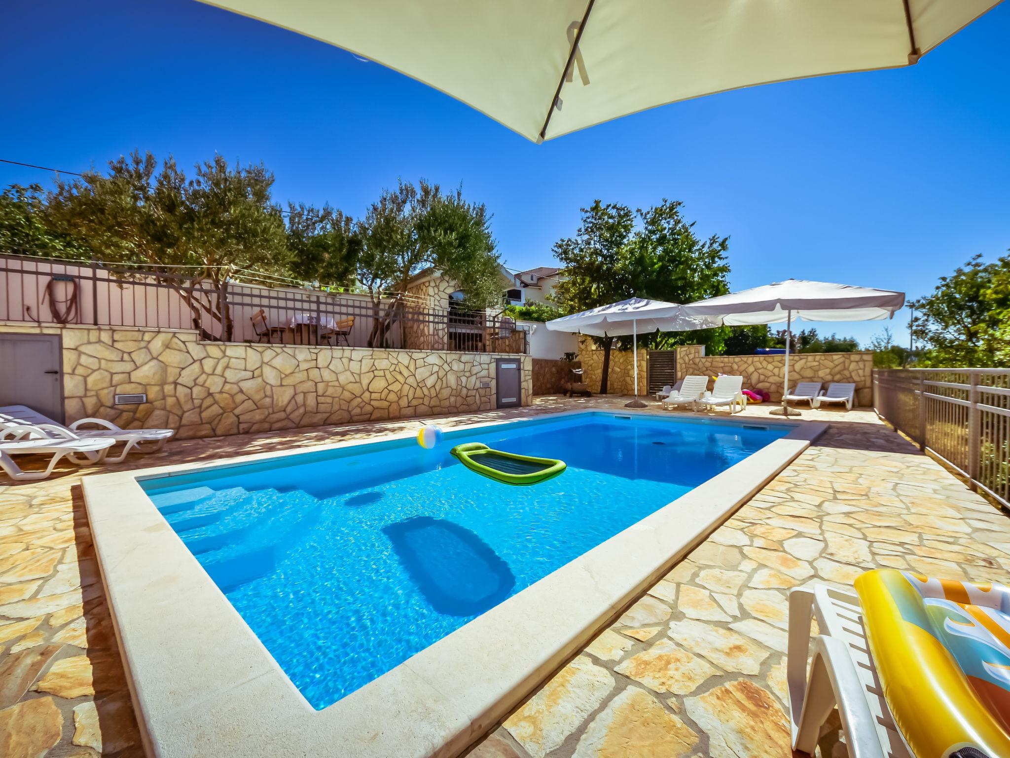 Foto 2 - Casa de 7 quartos em Jasenice com piscina privada e vistas do mar
