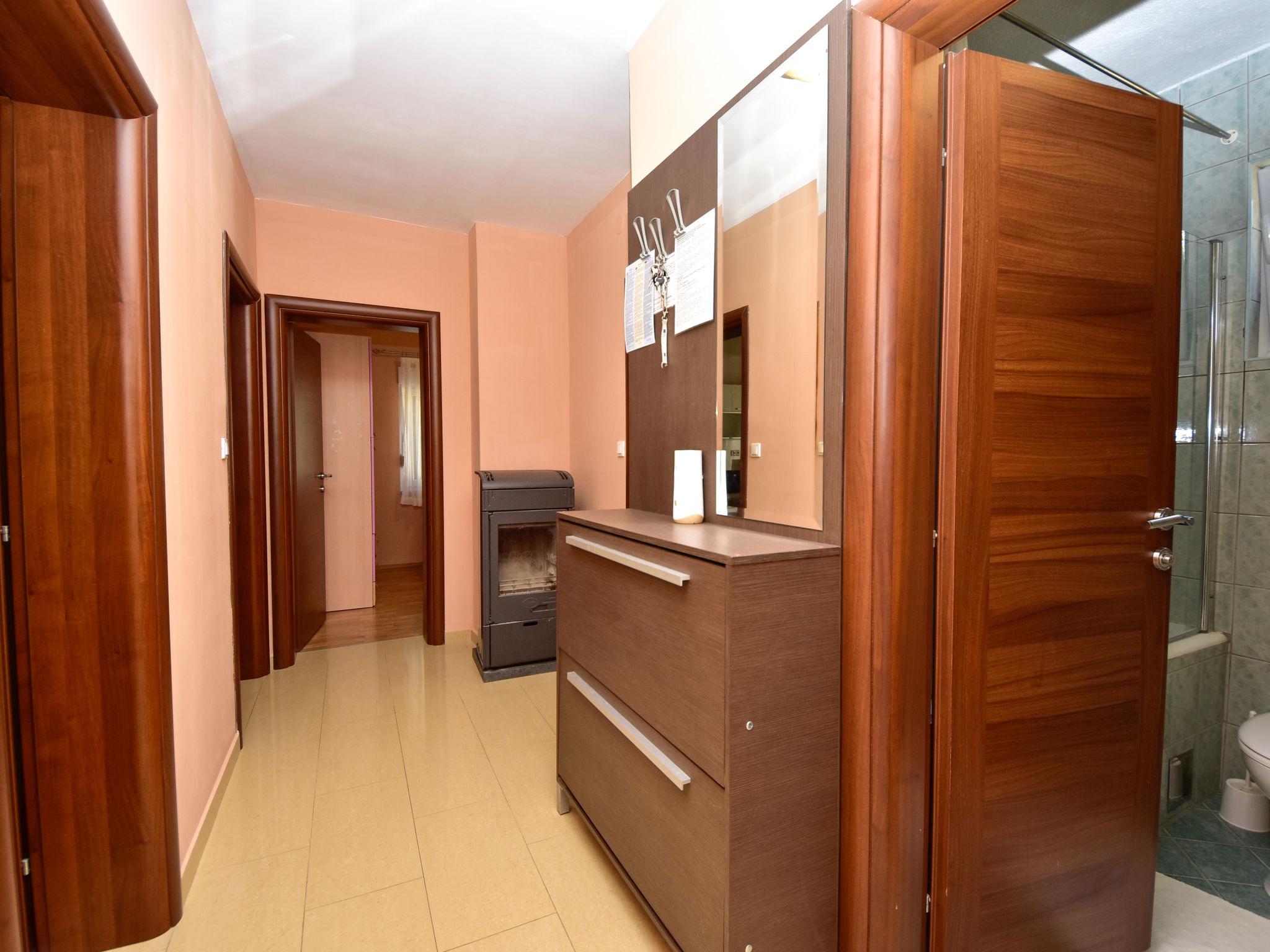 Foto 11 - Appartamento con 2 camere da letto a Jasenice con piscina e vista mare