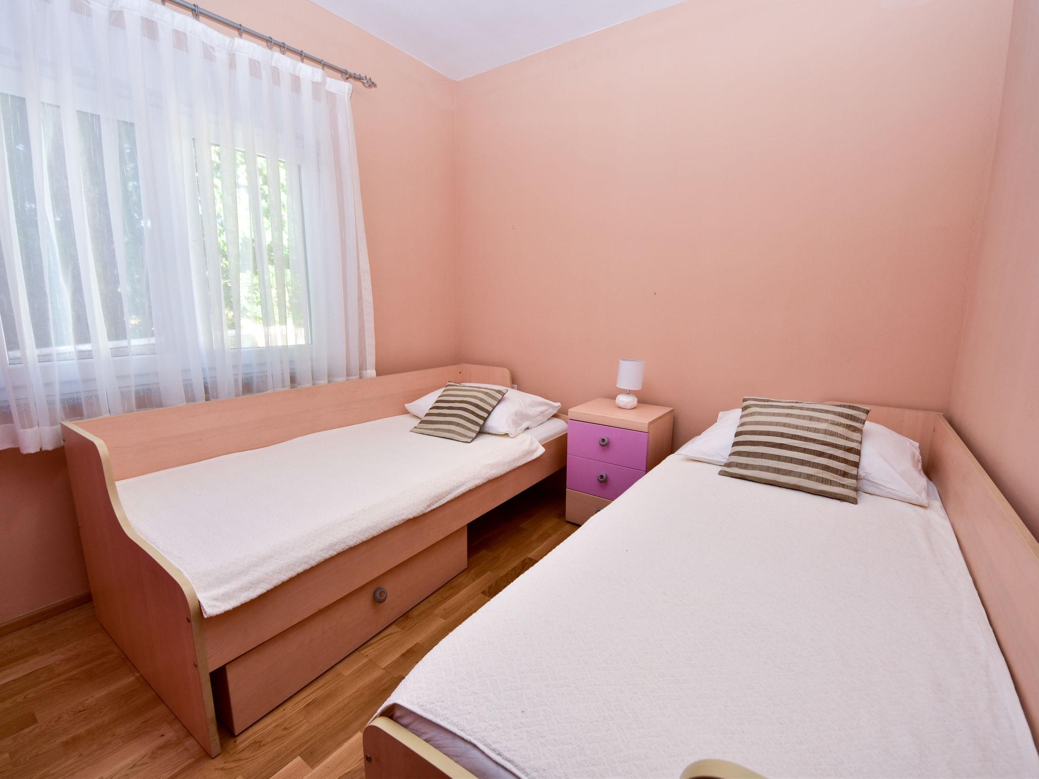 Foto 12 - Appartamento con 2 camere da letto a Jasenice con piscina e vista mare