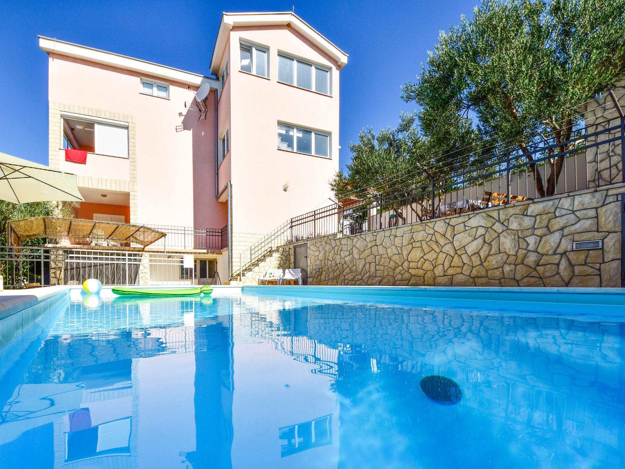 Foto 16 - Appartamento con 2 camere da letto a Jasenice con piscina e vista mare