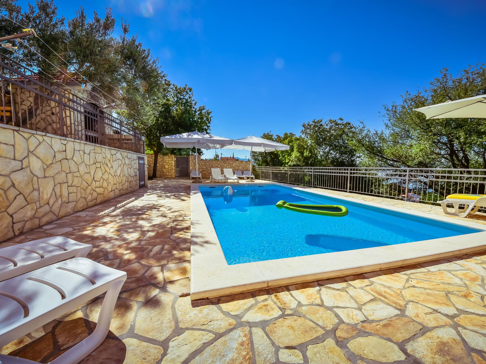 Photo 1 - Appartement de 2 chambres à Jasenice avec piscine et vues à la mer