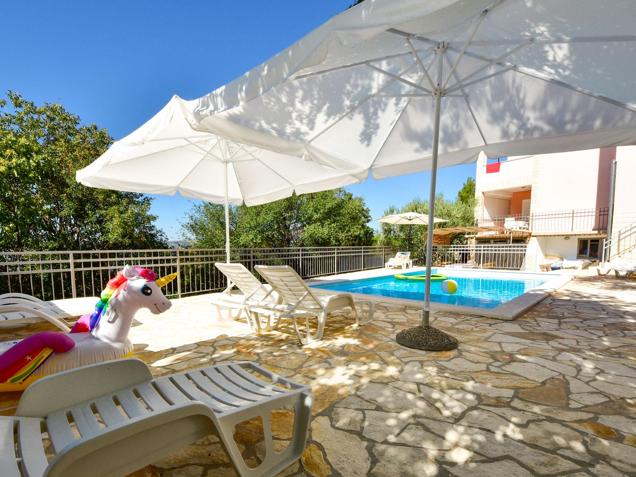 Photo 3 - Appartement de 2 chambres à Jasenice avec piscine et vues à la mer