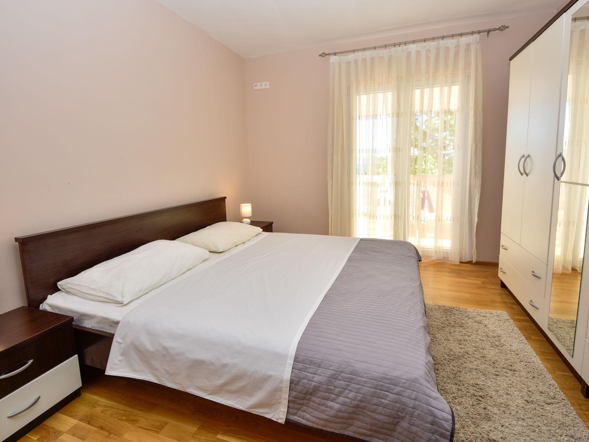 Foto 9 - Appartamento con 2 camere da letto a Jasenice con piscina e vista mare