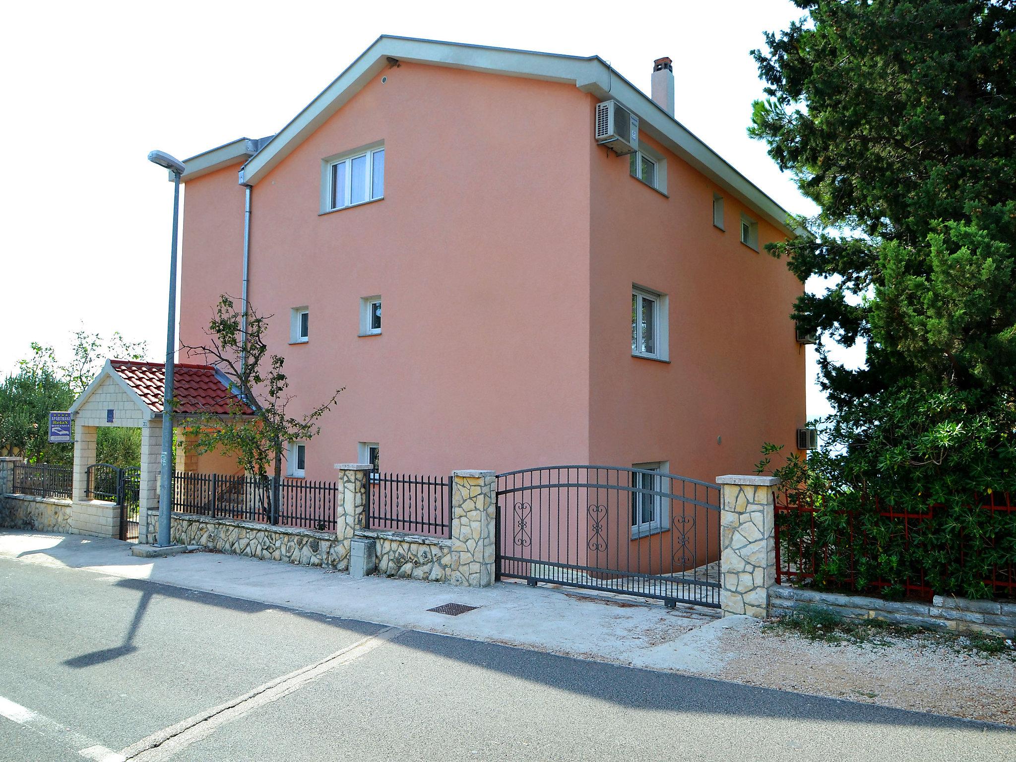 Photo 17 - Appartement de 2 chambres à Jasenice avec piscine et vues à la mer