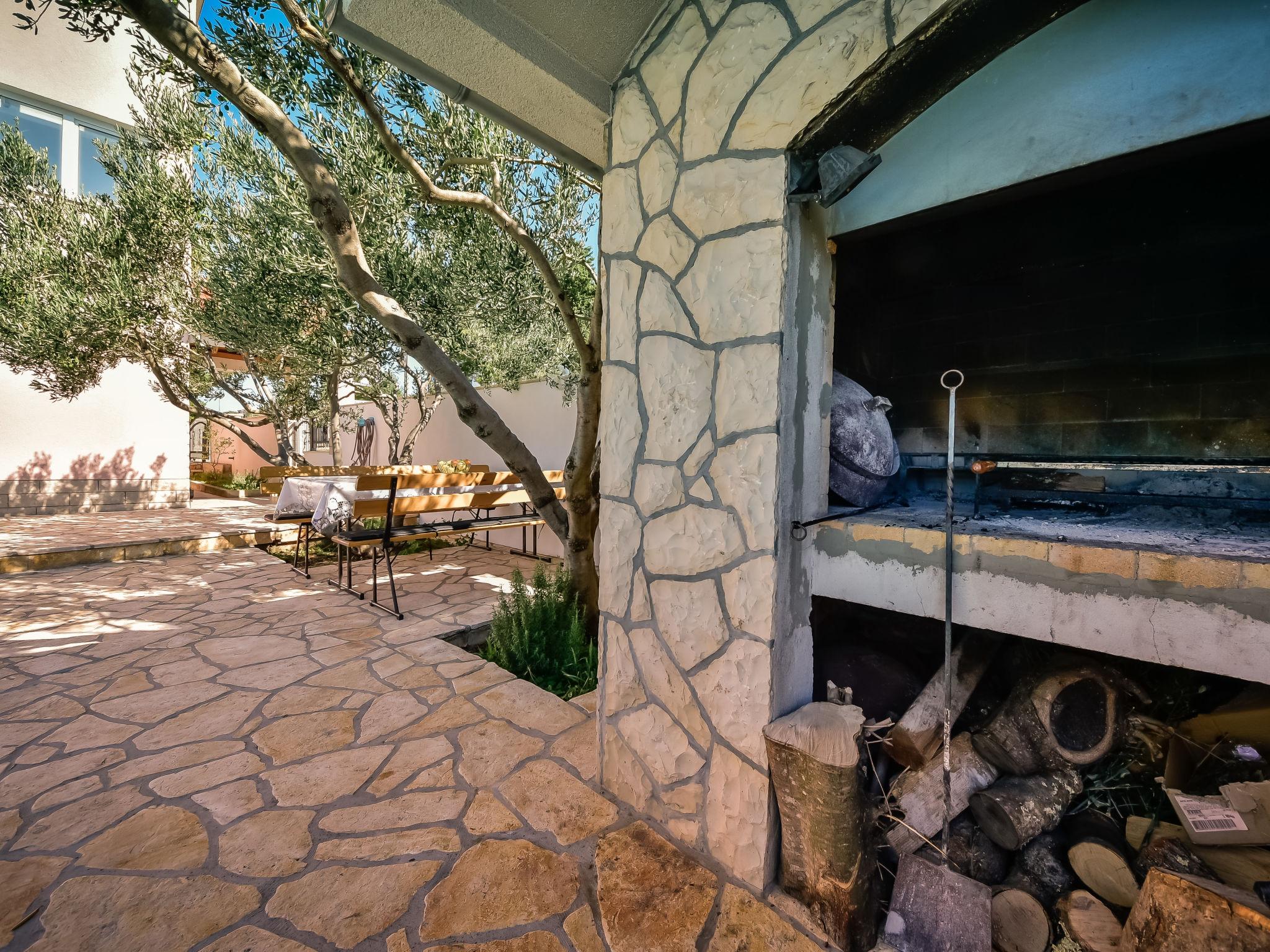 Foto 7 - Casa con 7 camere da letto a Jasenice con piscina privata e vista mare