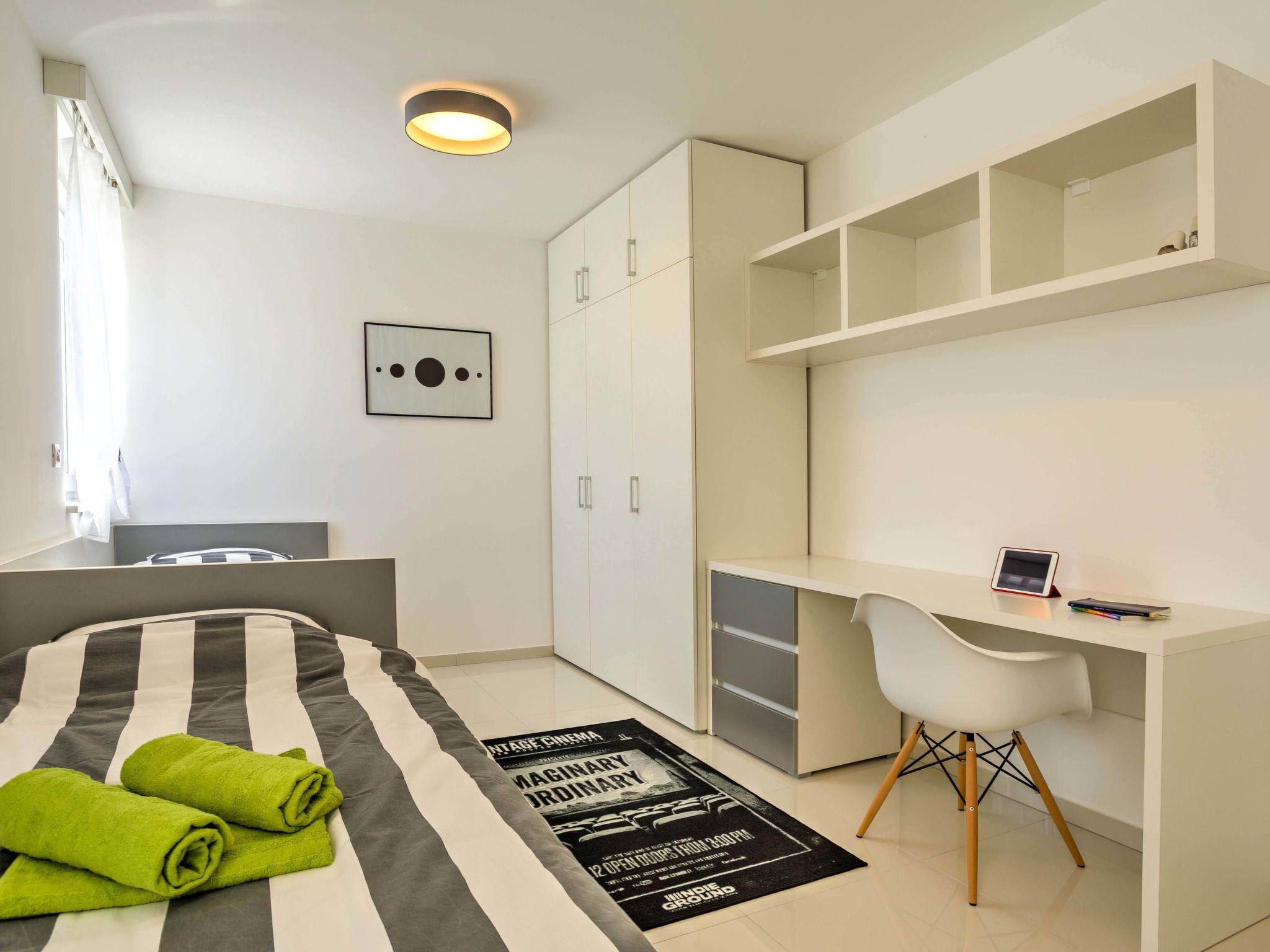 Foto 14 - Appartamento con 3 camere da letto a Malinska-Dubašnica con piscina privata e vista mare